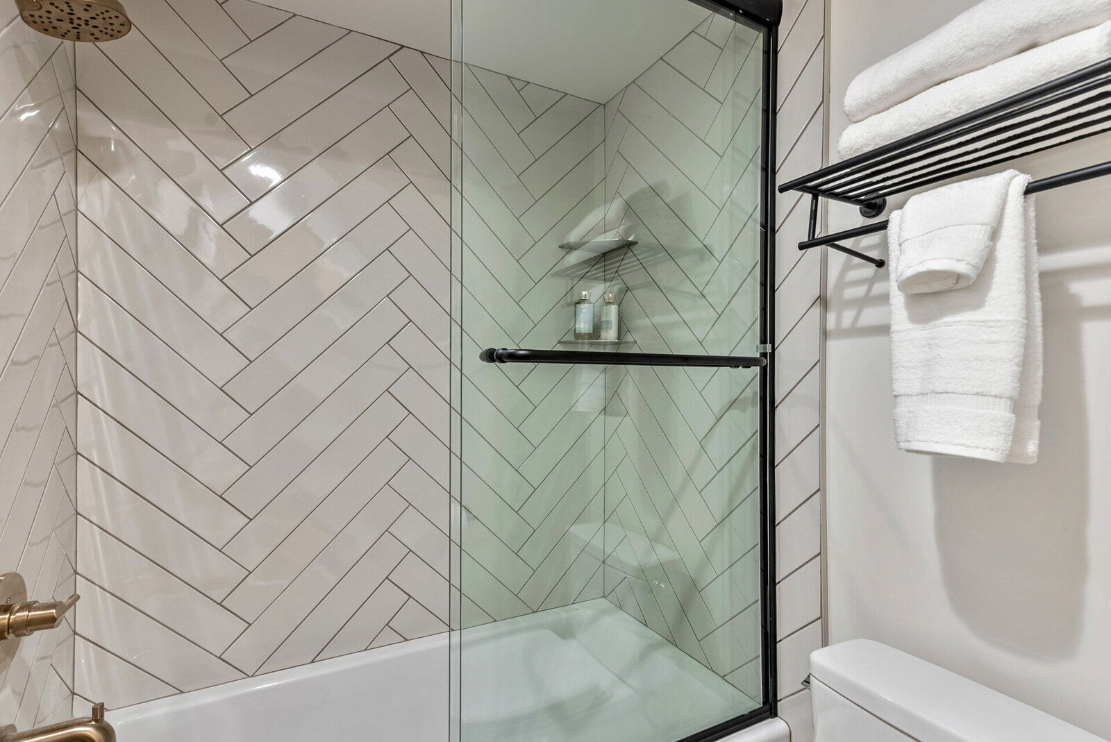 Vacation-Home-Interior-Designer-Chalet-and-Co-large-tiled-shower