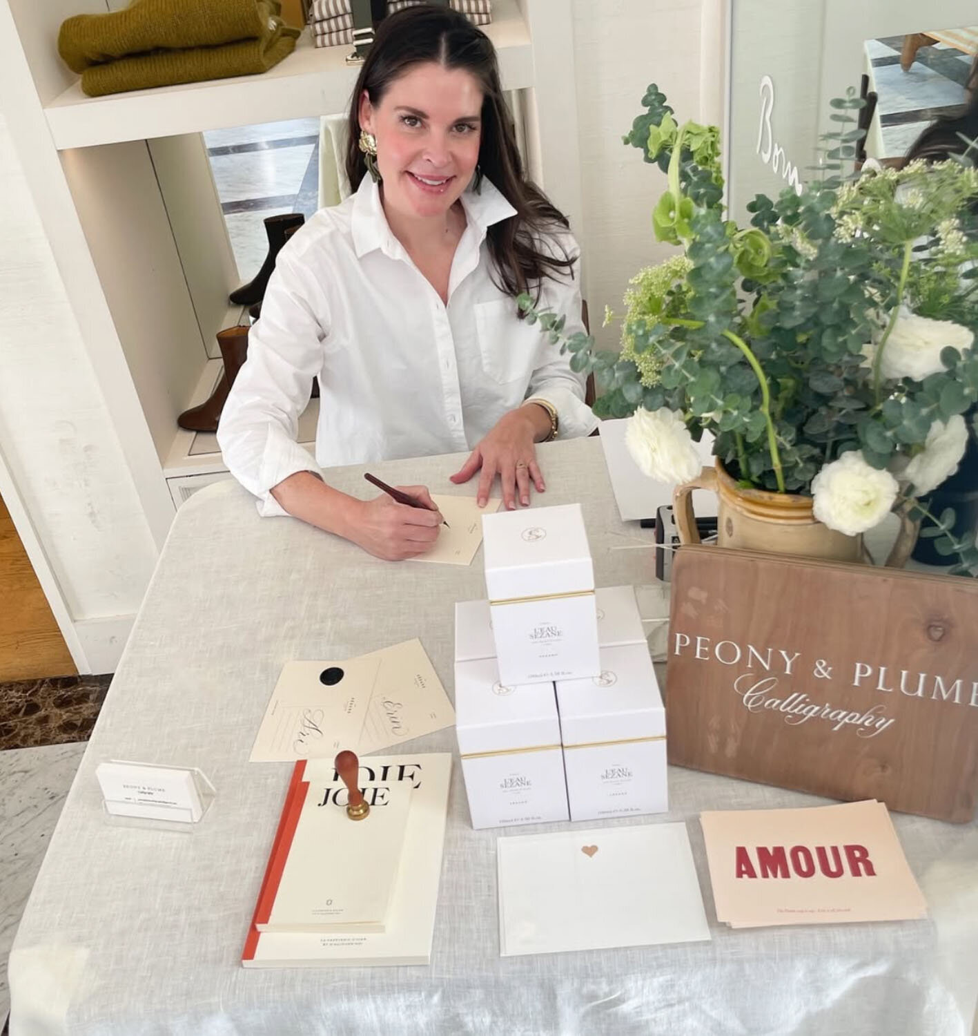Erin Eileen, a Calligrapher at a live event, personalizing stationery