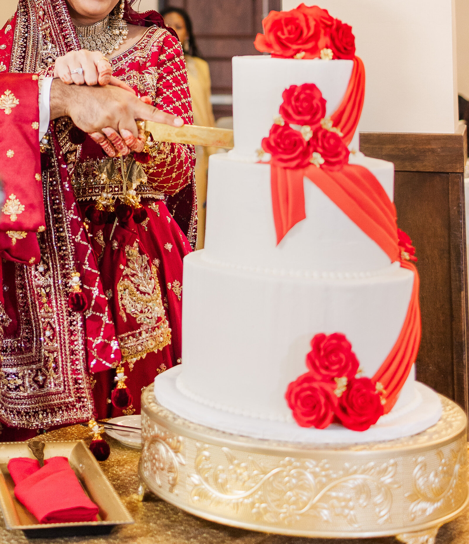 Bride-and-groom-wedding-cake-cutting