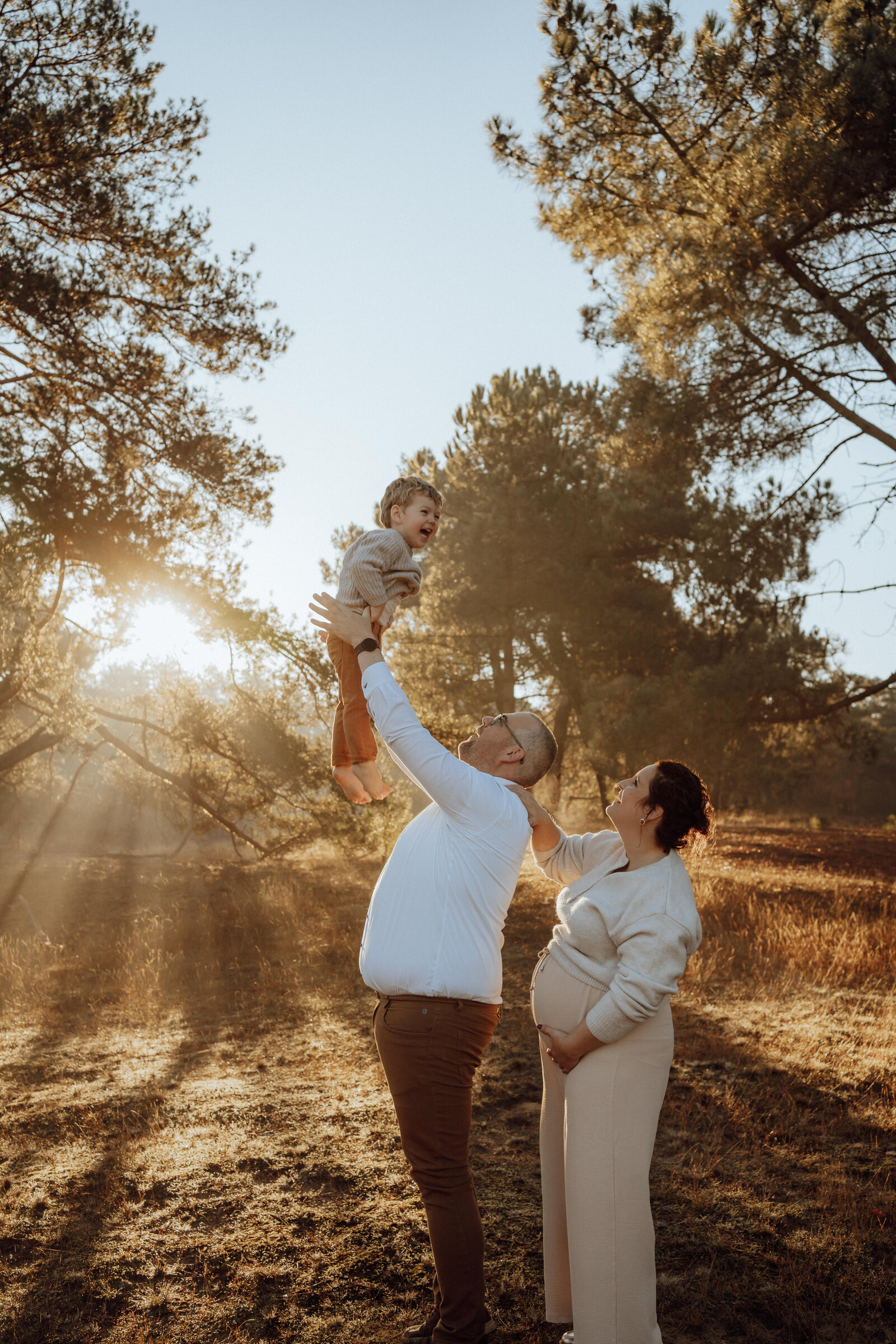 golden hour zwangerschapsshoot, golden hour gezinsshoot, zwangerschap, limburg