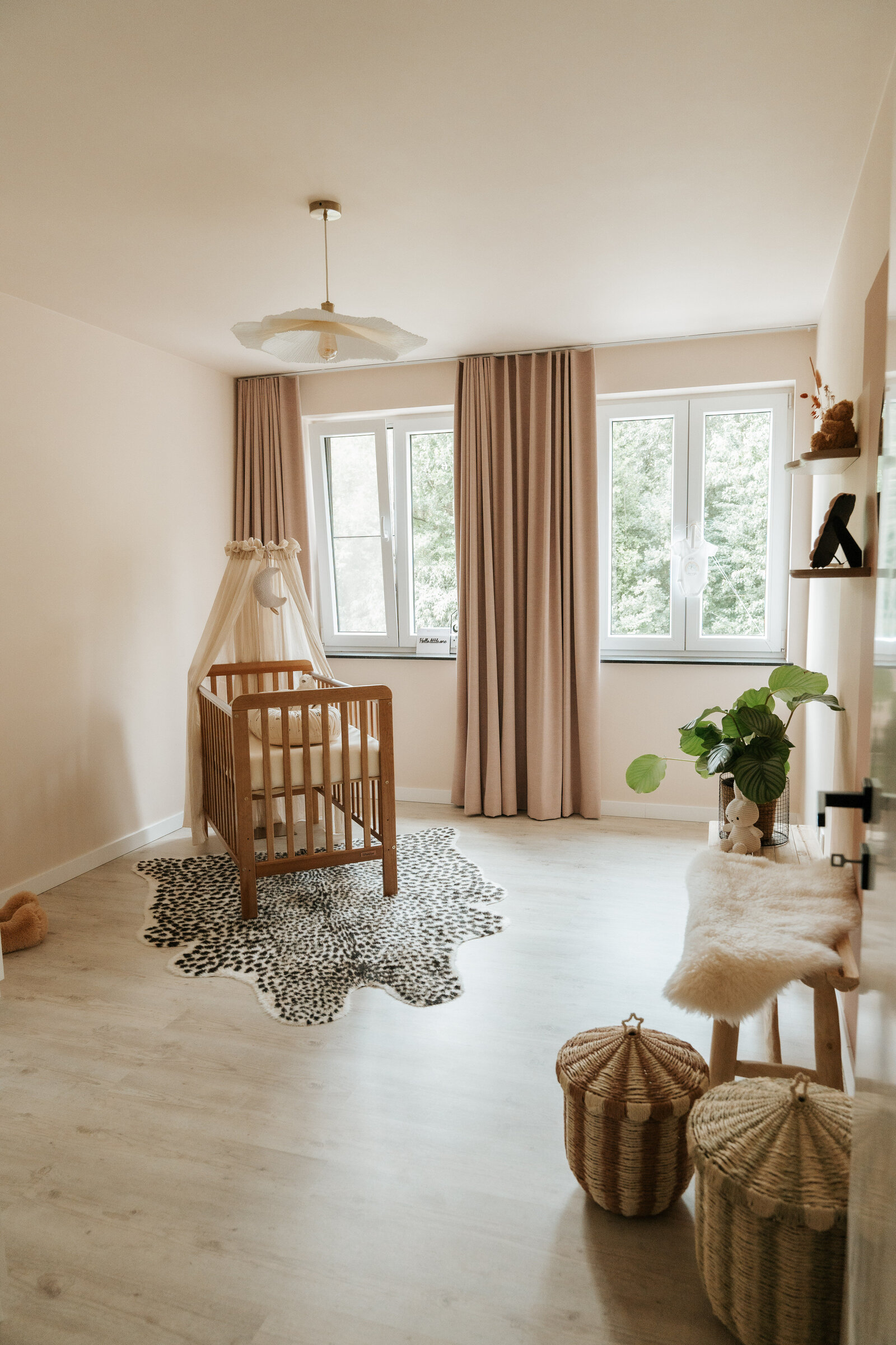 Licht en rustgevend ingerichte babykamer met neutrale tinten