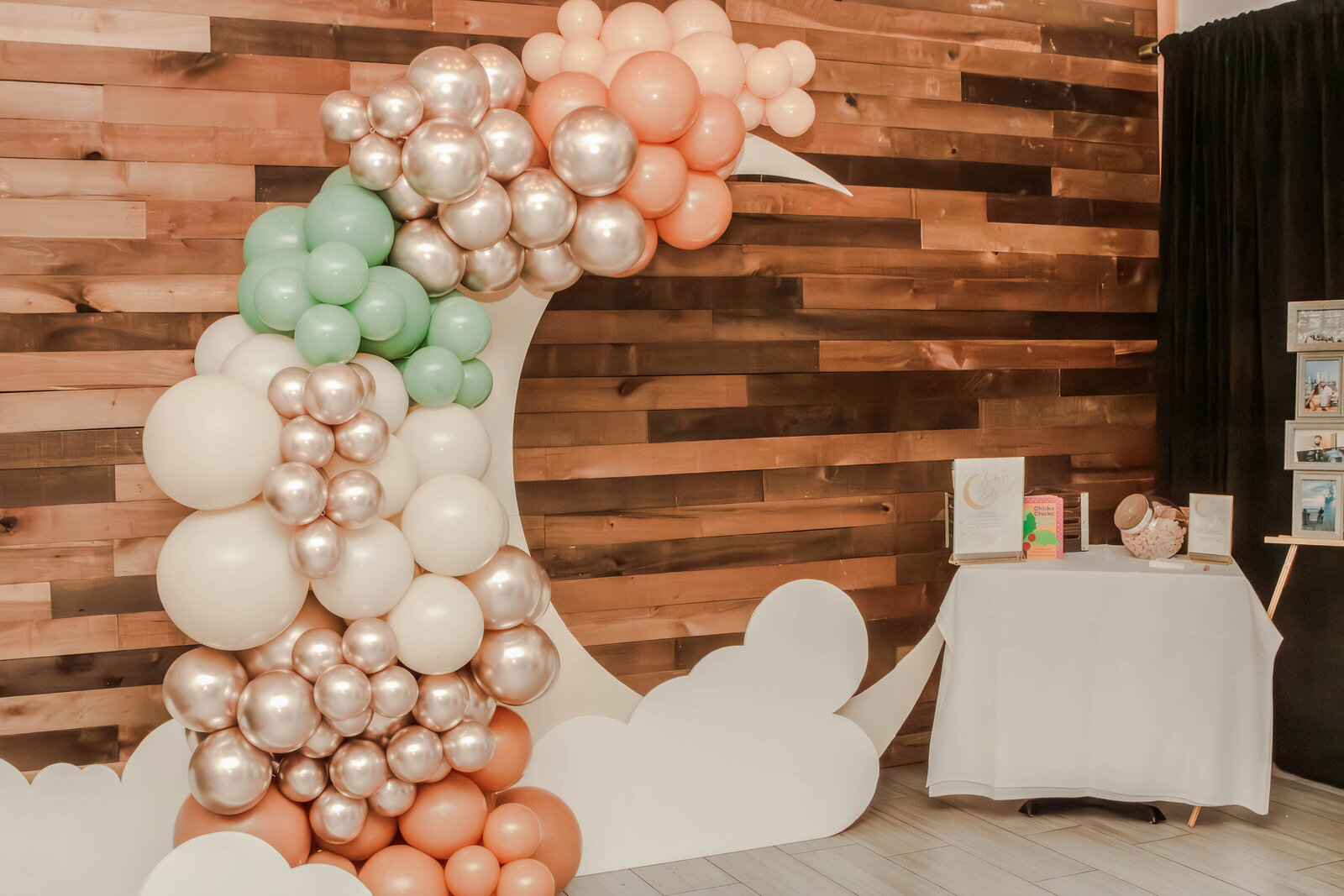 crescent-moon-baby-shower-balloon-arch-decor