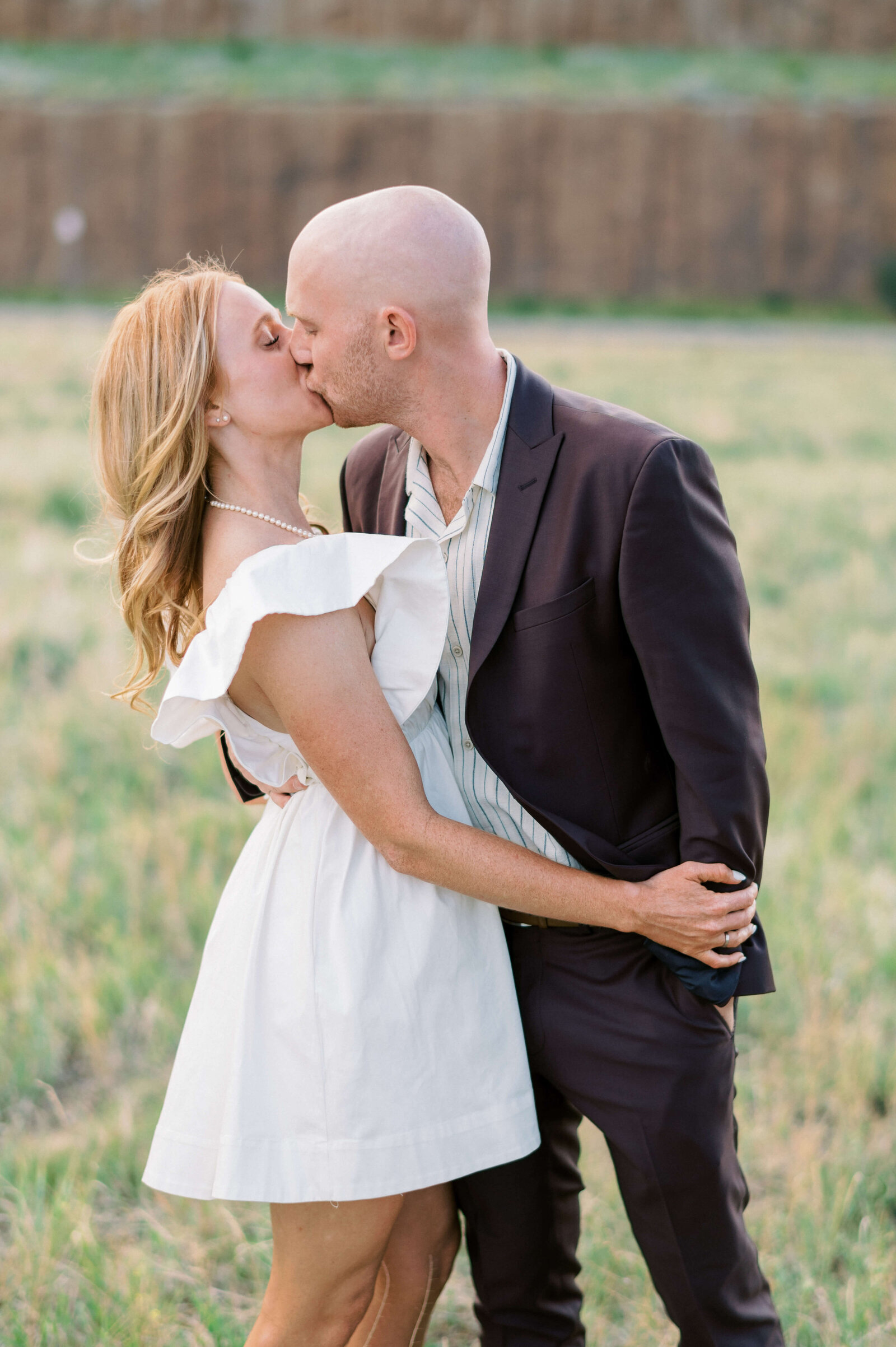 Virginia Wedding photographer captures a romantic kiss between an engaged couple