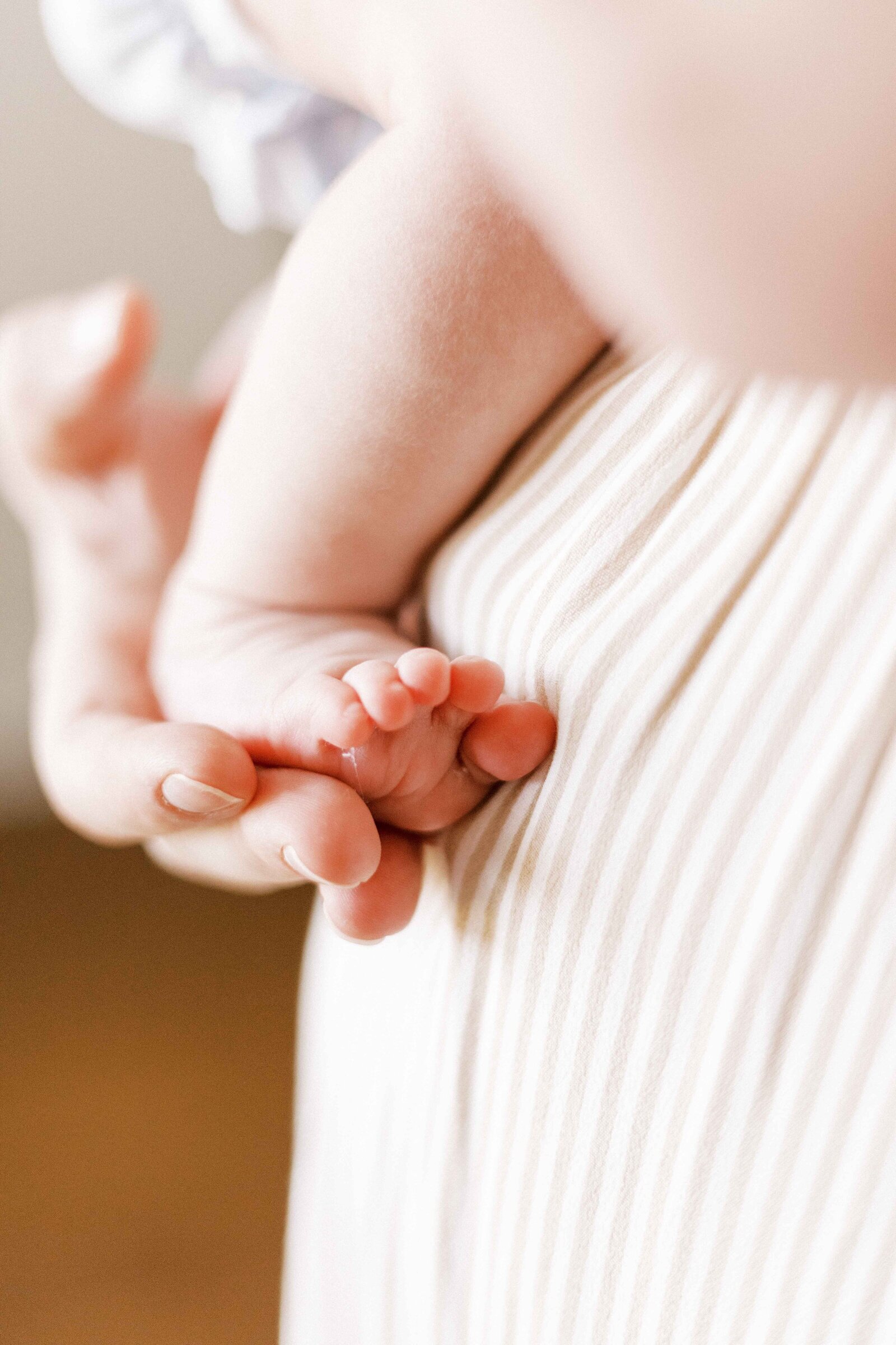 mom holding baby's foot during peoria illinois newborn photos 