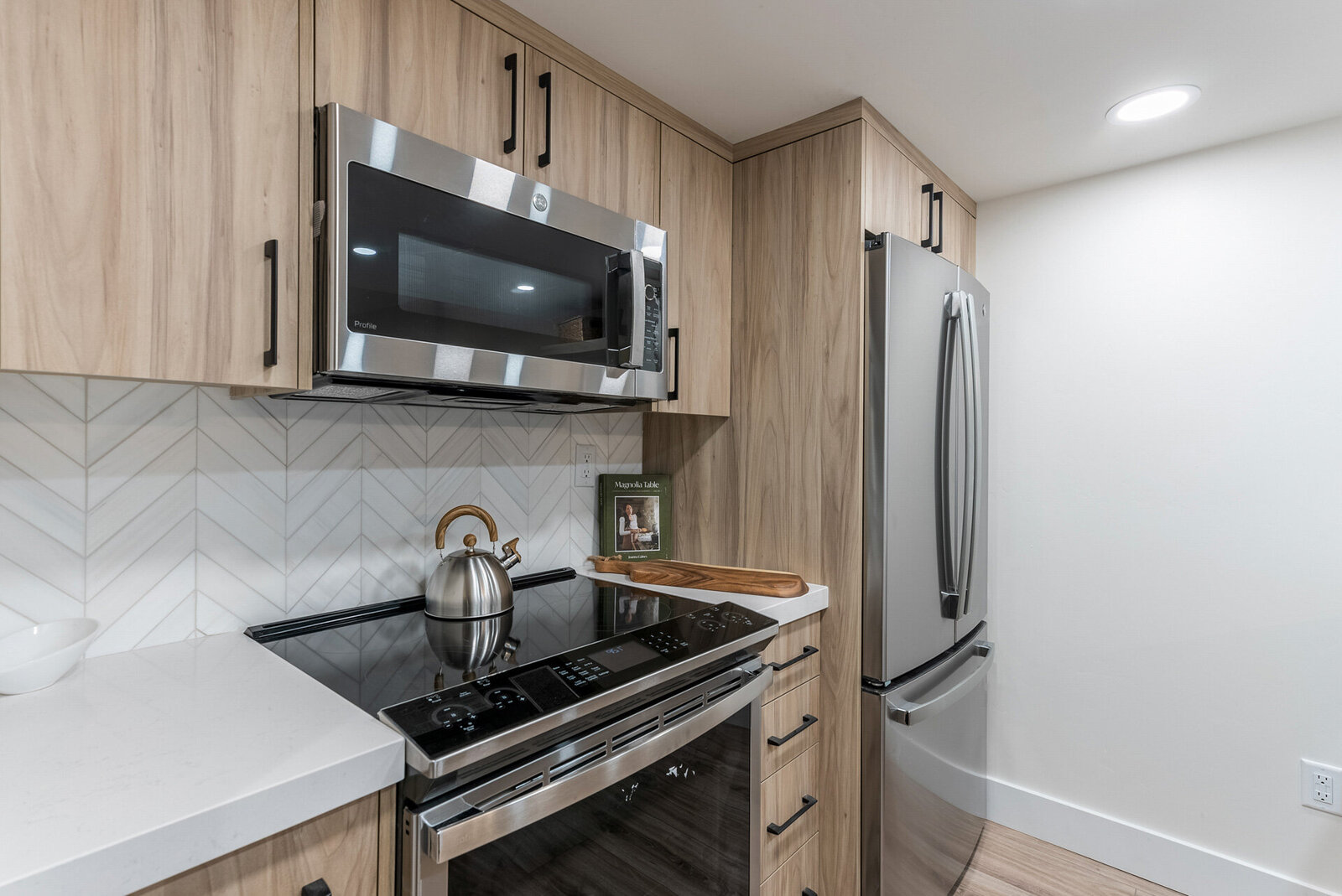 Vacation-Home-Interior-Designer-Chalet-and-Co-modern-appliances-kitchen