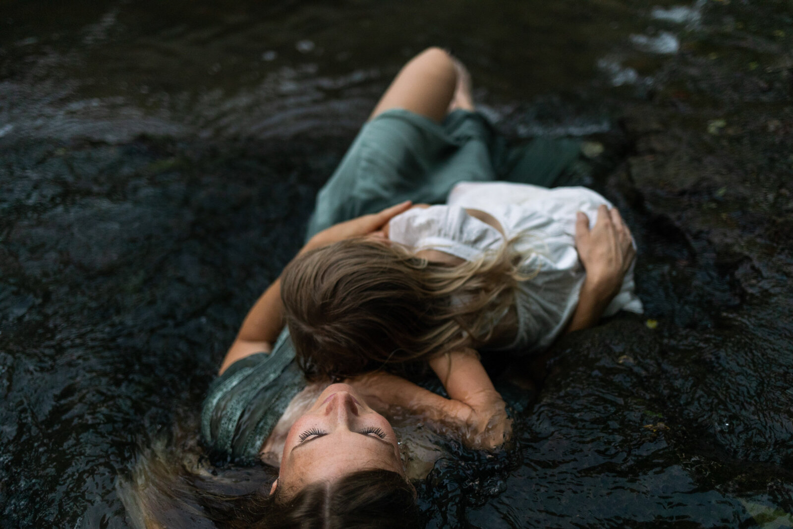 Kansas_City_Family_Photographer_mother_daughter_in_water_emotional-10