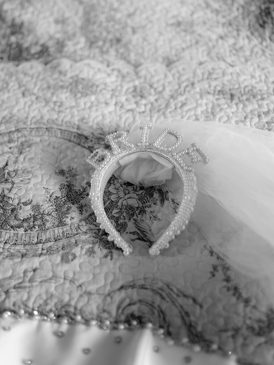 fun-chic-bride-pearl-headband-by-rachel-pietri-paris-wedding-photographer