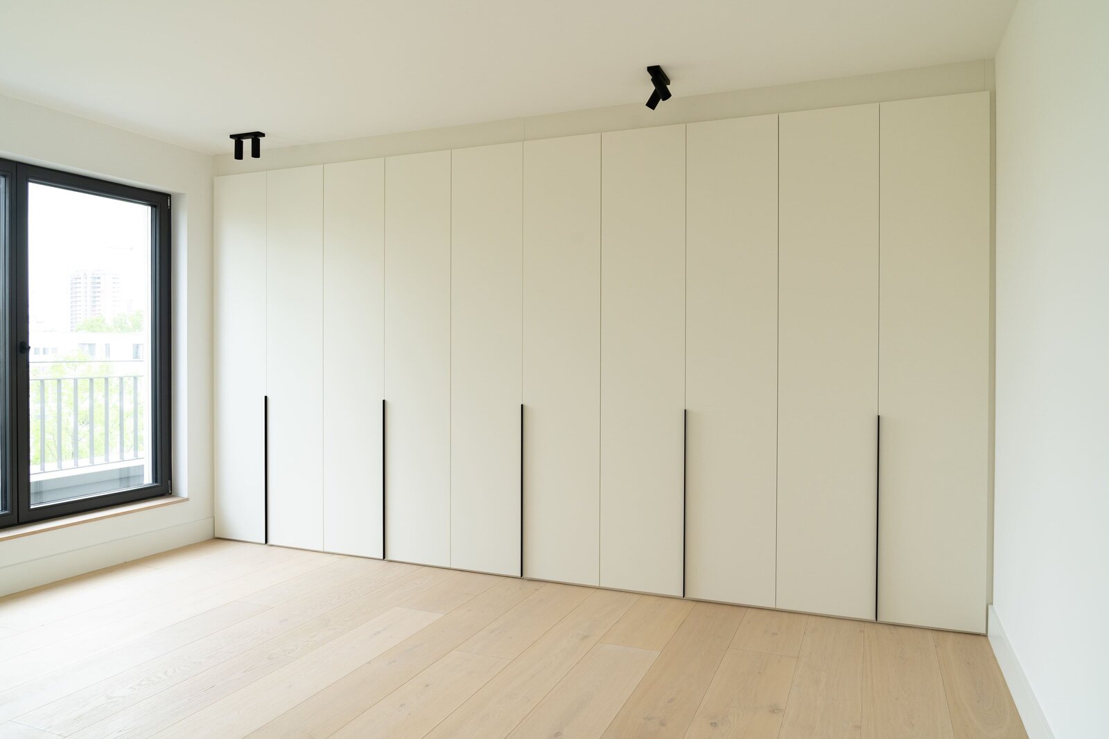 Ankleidezimmer-modern-weiß-Griffleiste-1