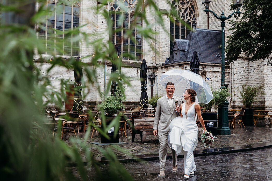 trouweninderegen, regenfotoinspo, trouweninbreda, trouwfotosgrotekerk, trouwfotosinderegen, trouwfotograafbrabant, breda, rijsbergen, zundert, schijf, rucphen, achtmaal, bruidmetparaplu