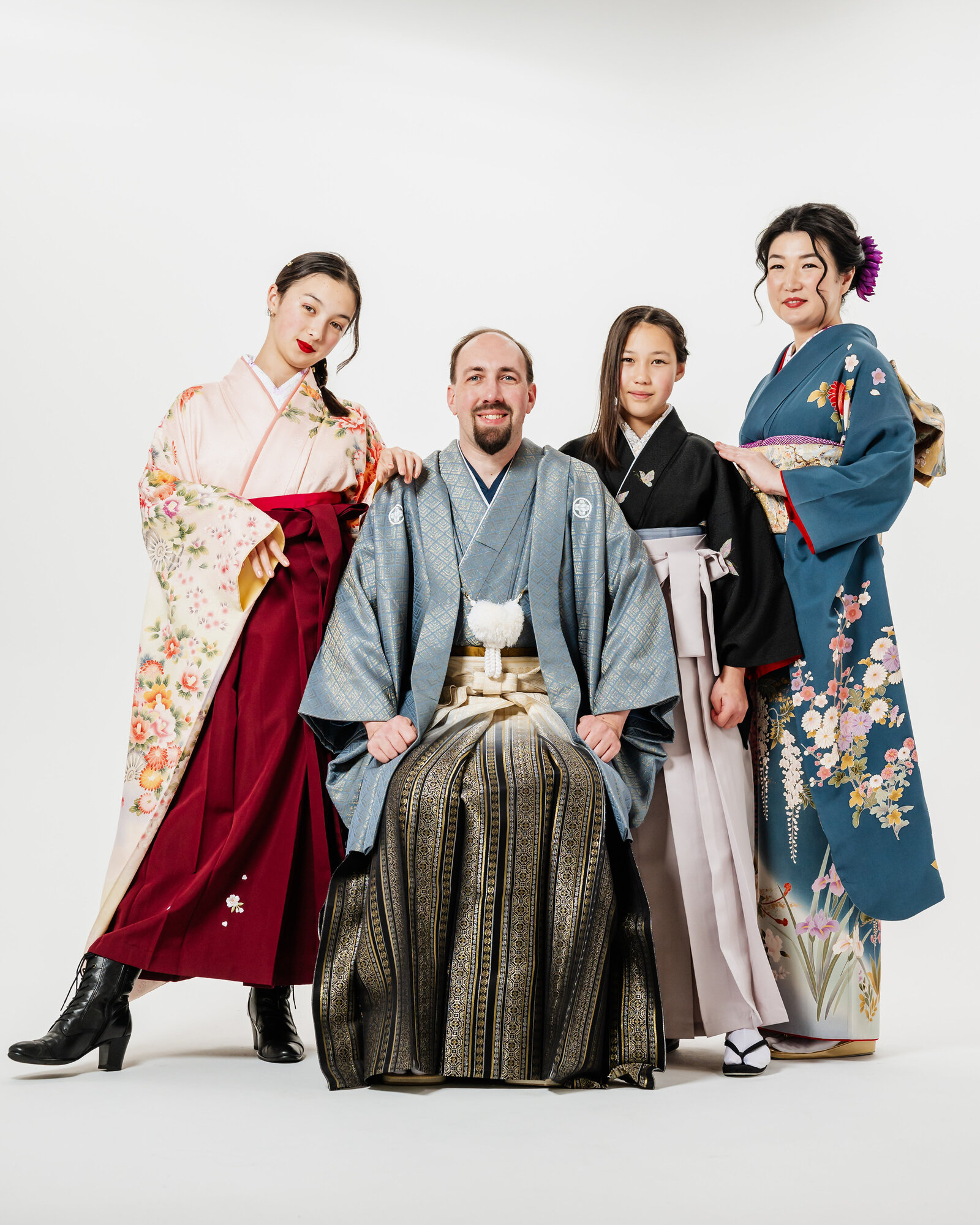 Family graduation portrait with father in montsuki hakama and women in colorful kimono | 卒業式 家族写真 紋付袴 父 母娘 着物