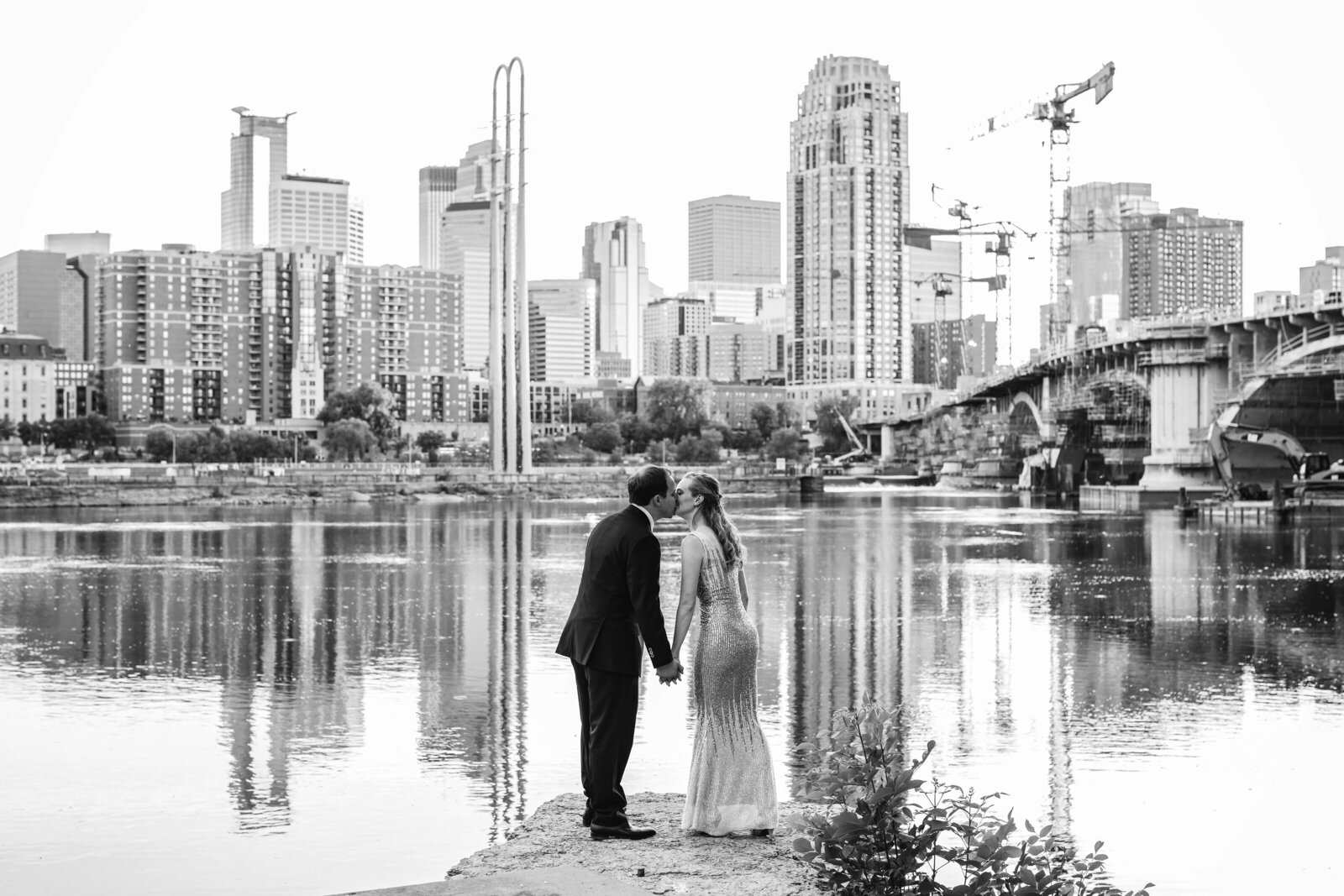 bride-groom-kiss-city-skyline
