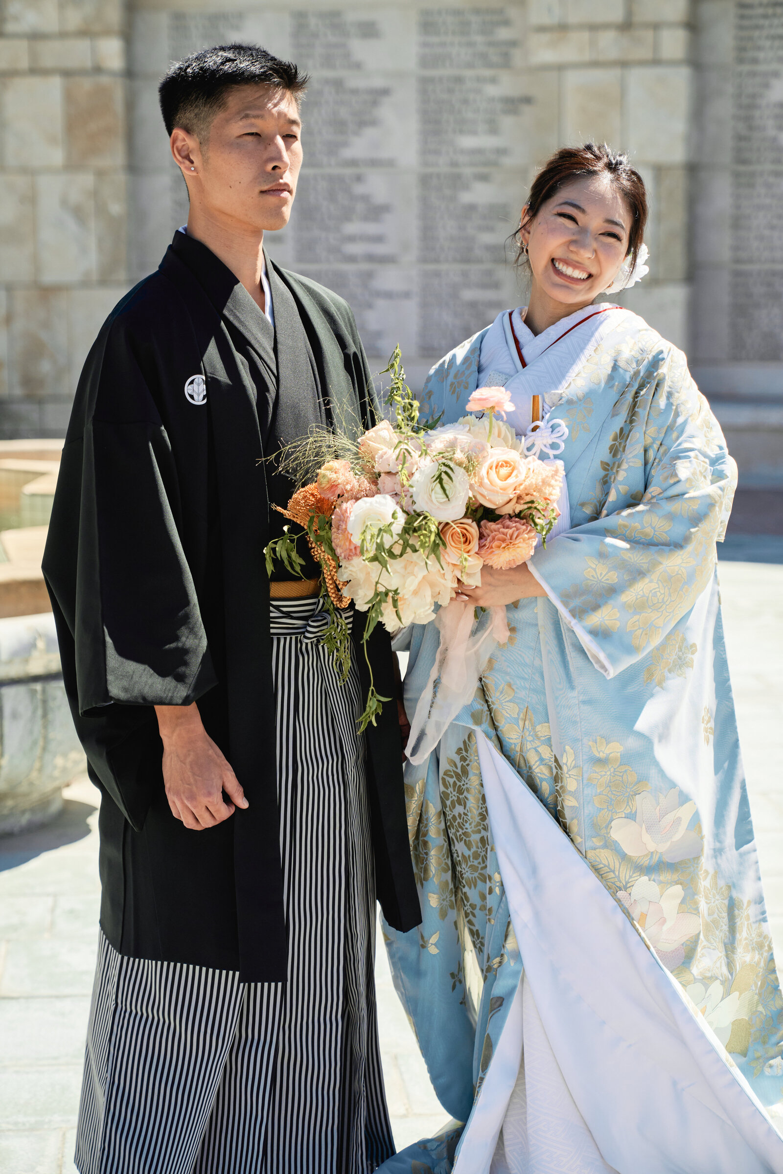 Classic portrait of Japanese kimono rental wedding couple by a stone fountain in Orange County | オレンジカウンティーの石造噴水横、着物レンタル花嫁（青打掛）と紋付袴新郎