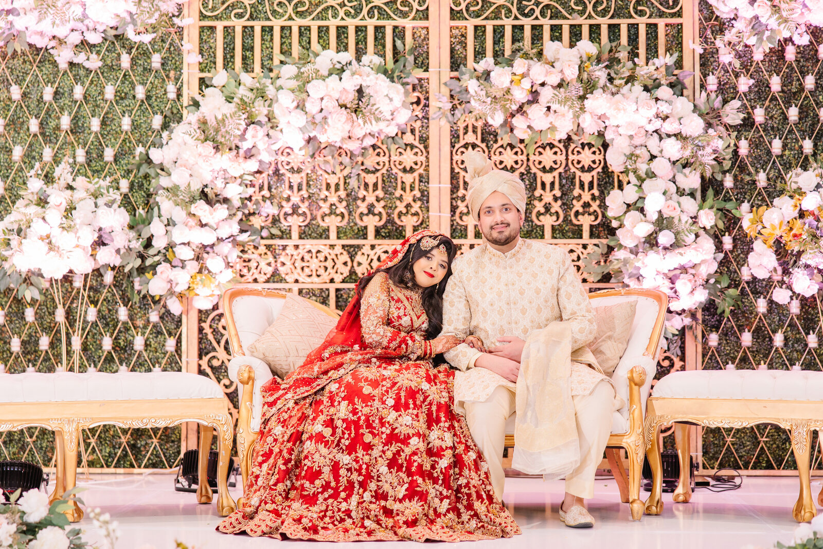 Couple-wedding-on-stage-photoshoot