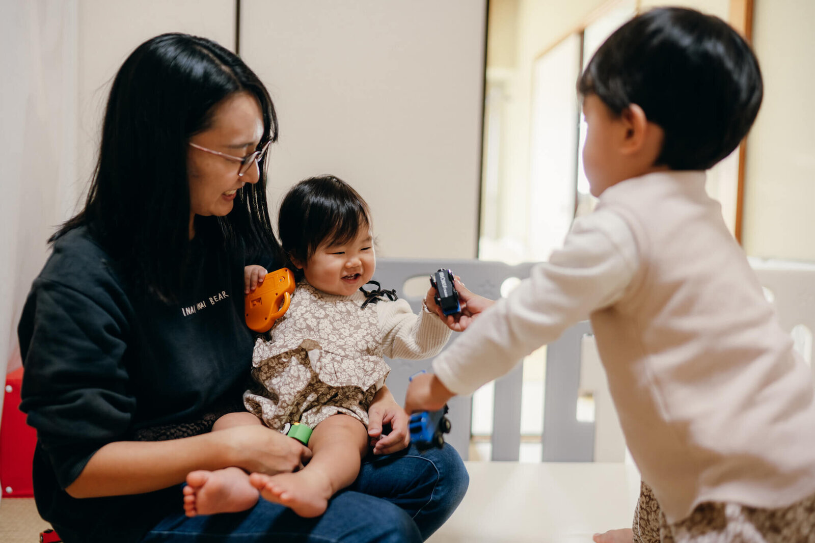 親子3人で遊んでいる姿