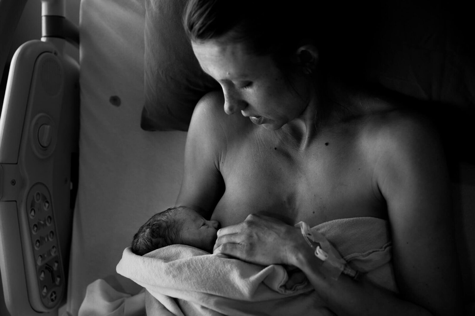 london-ontario-birth-photography-mom-newborn-skin-to-skin
