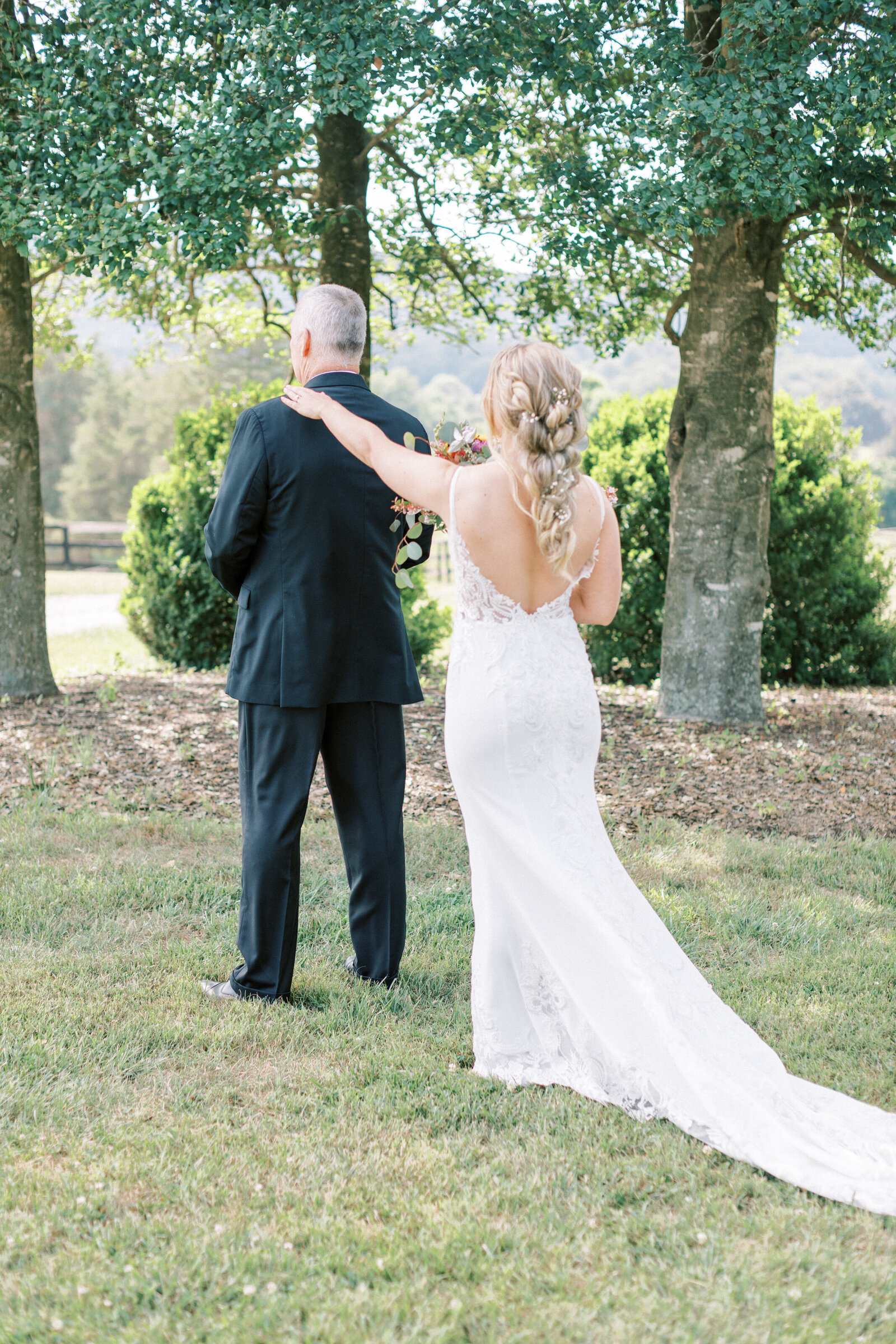 Bride has a first look with her dad