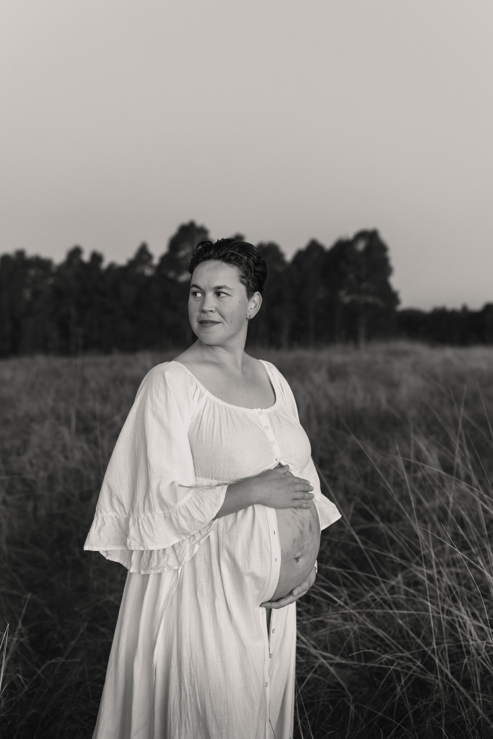 relaxed-pregnancy-session-hills-district-natural-light