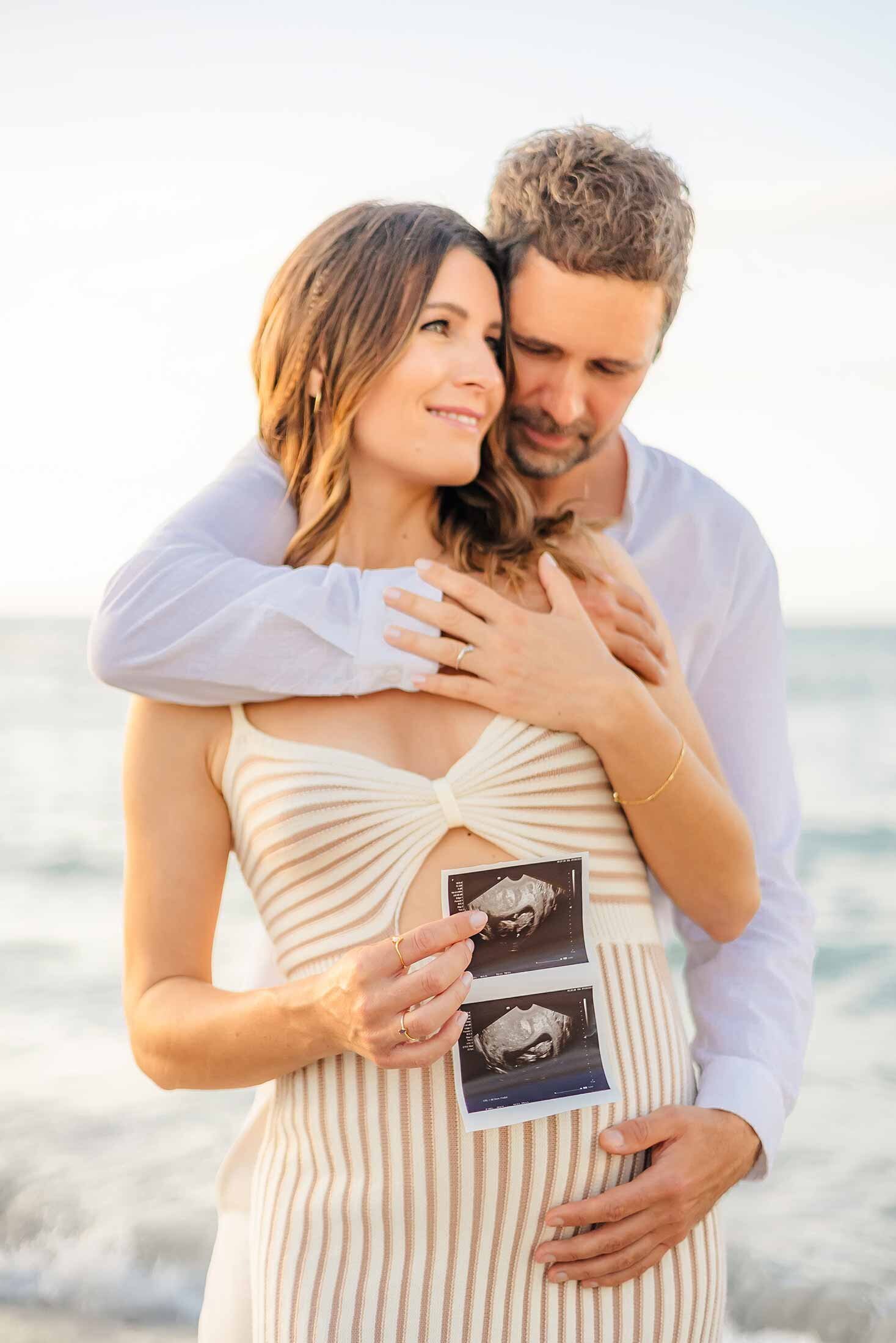 Hawaii-Pregnancy-Announcement-Photos-Beach