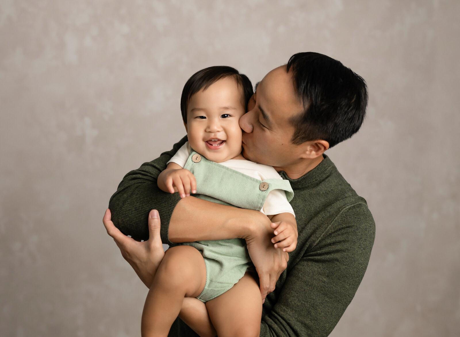 what to wear for family photoshoot in studio