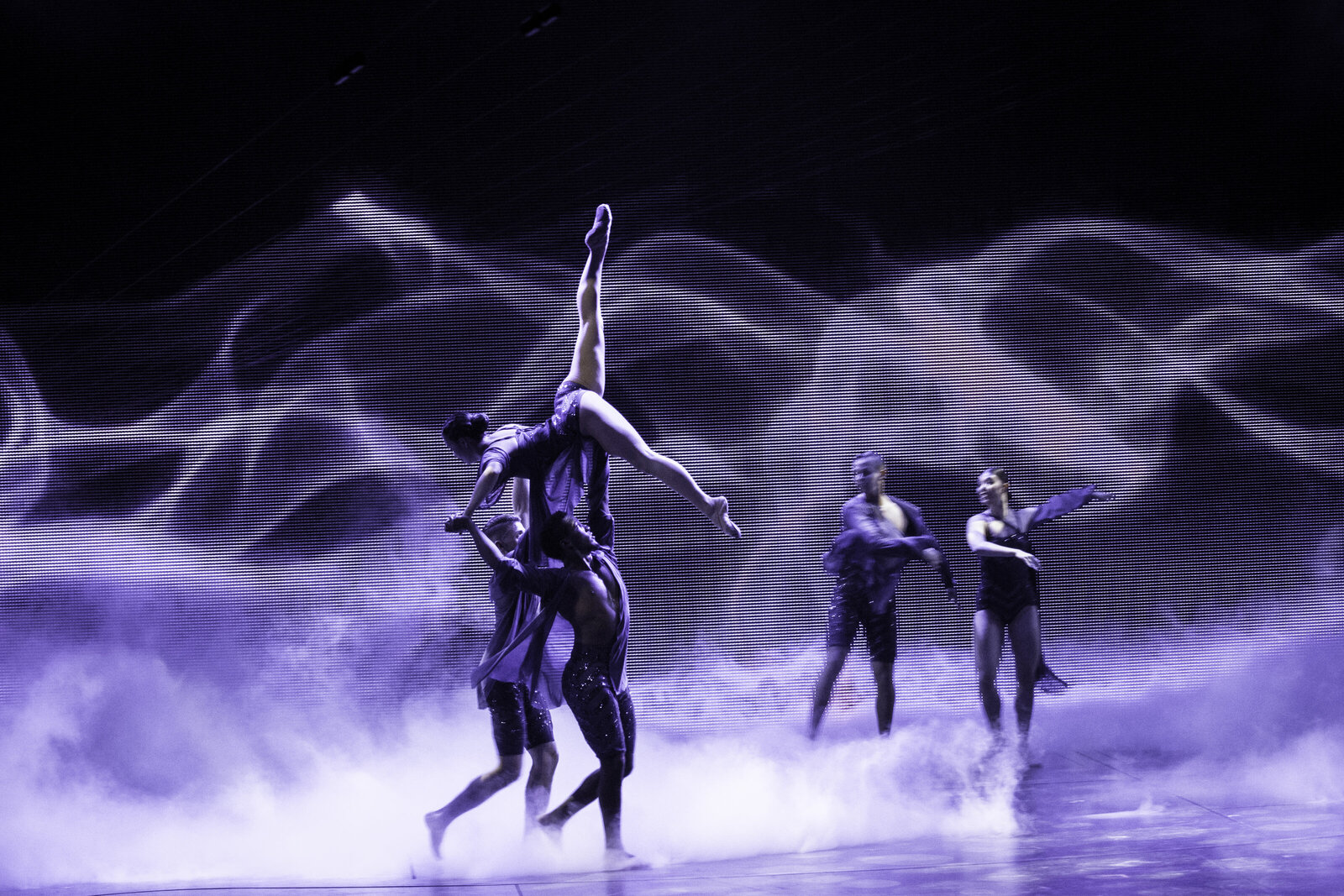 Live performance of contemporary dancers