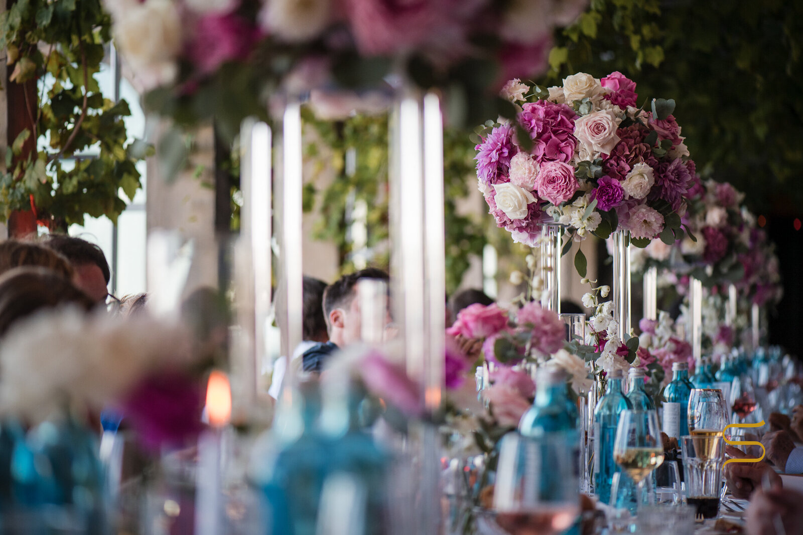 Chateau Schwarzenstein Wedding table deco colours
