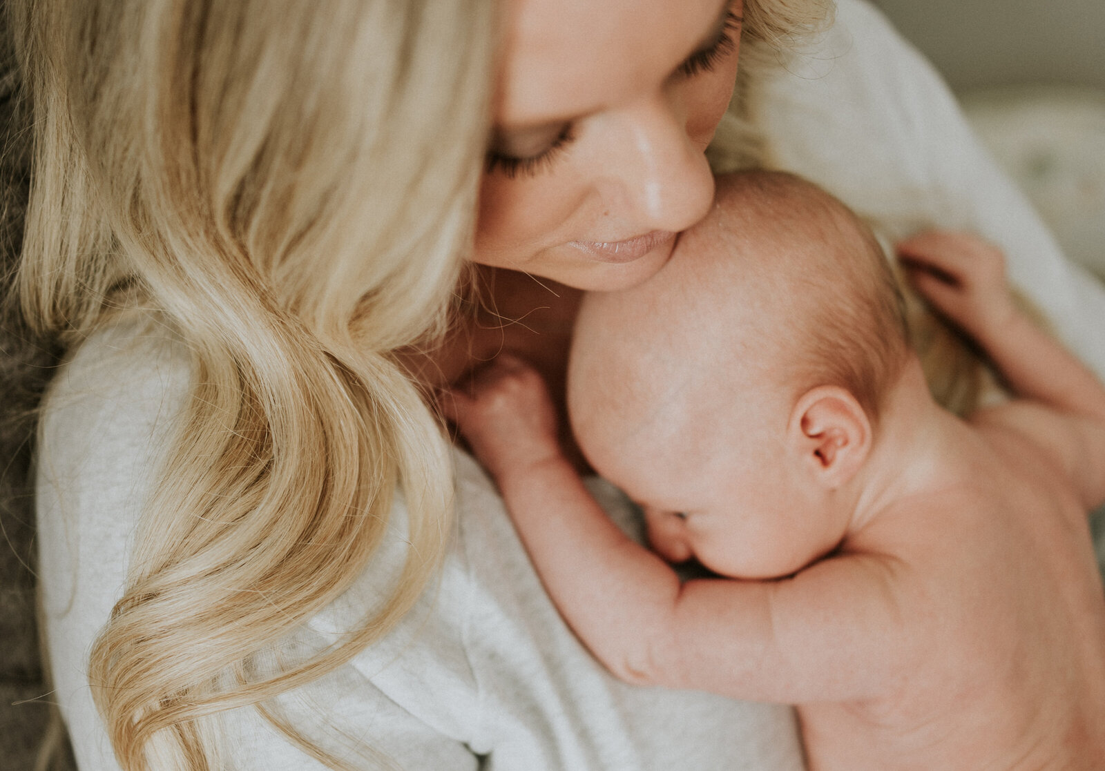 Embrace peace in the Twin Cities with in-home newborn sessions. Shannon Kathleen Photography brings magic to St. Paul or Minneapolis homes. Book your session for moments that last a lifetime