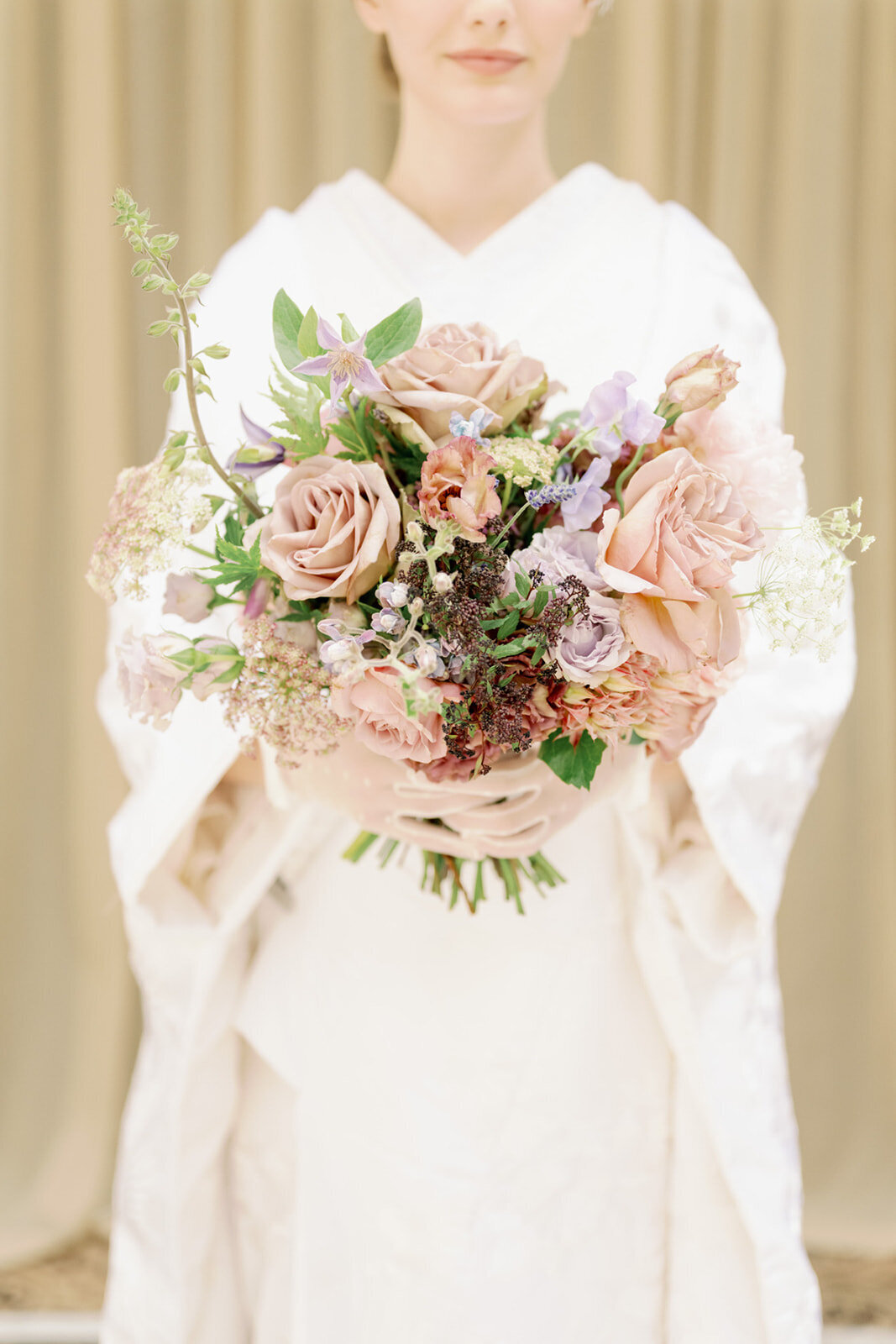 Close-up of bridal bouquet with dusty-rose flowers held by a bride in a white shiromuku rental kimono at The Ebell Club Long Beach, California | 白無垢姿の花嫁が持つくすみローズのブーケ 着物レンタル ザ・エベルクラブ・ロングビーチ カリフォルニア