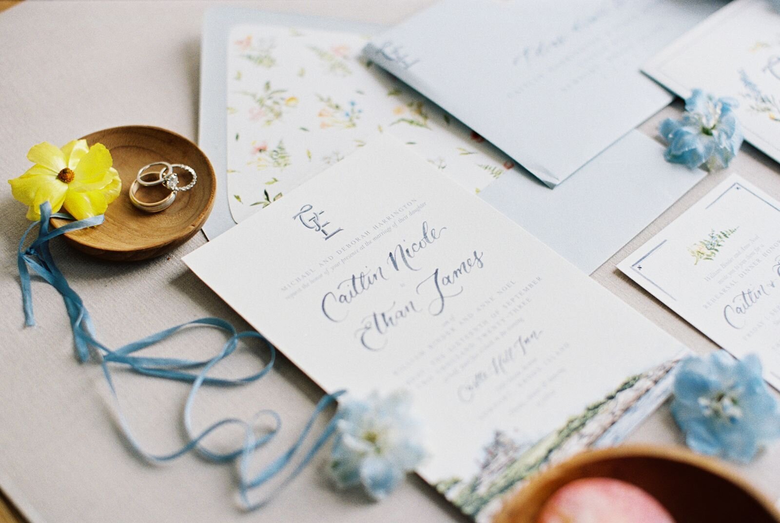 leila-james-events-newport-rhode-island-luxury-wedding-planner-castle-hill-inn-venue-erin-mcginn-wedding-photographer-bright-florals-CH0022 copy