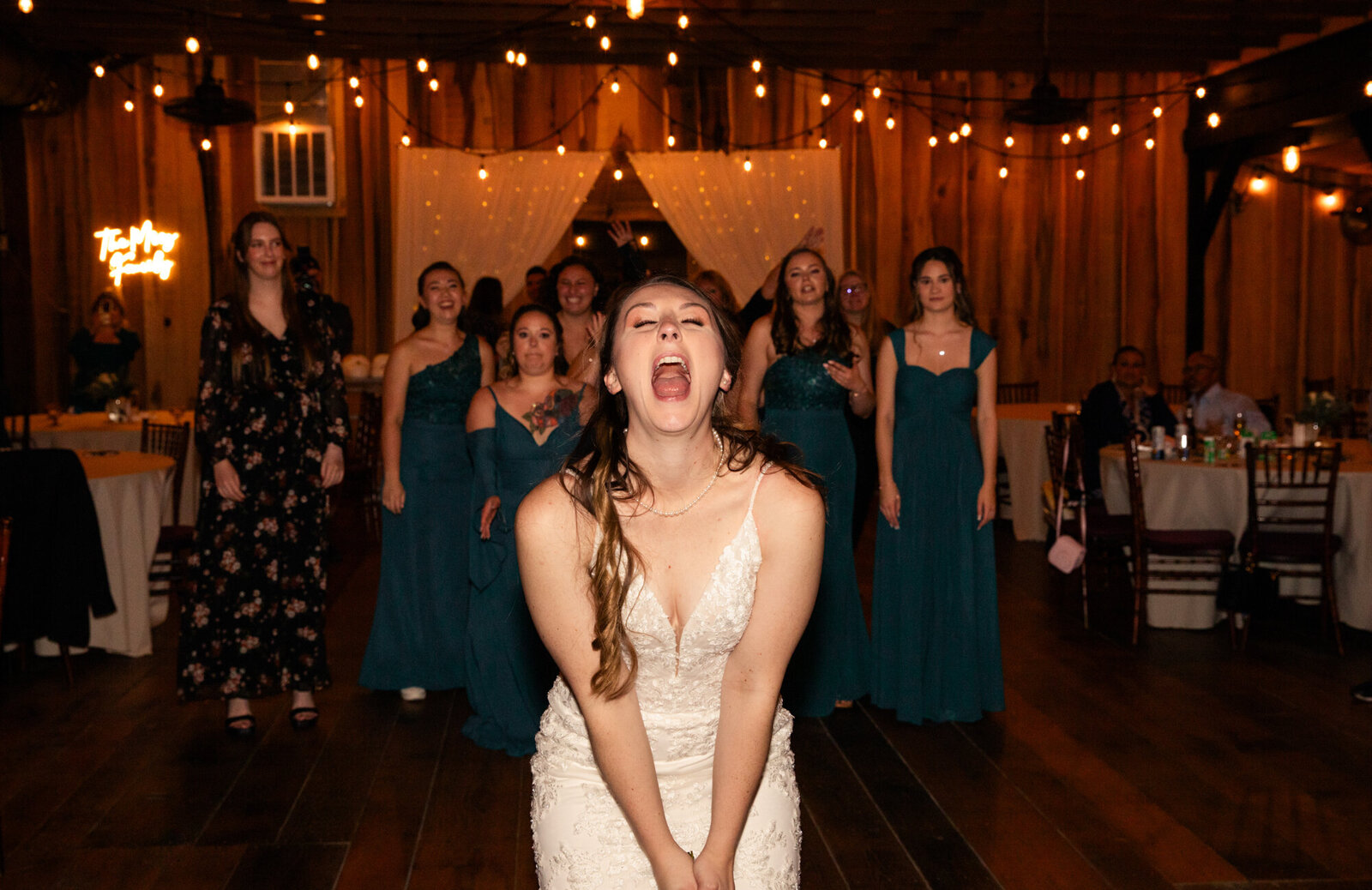 bouquet toss photo