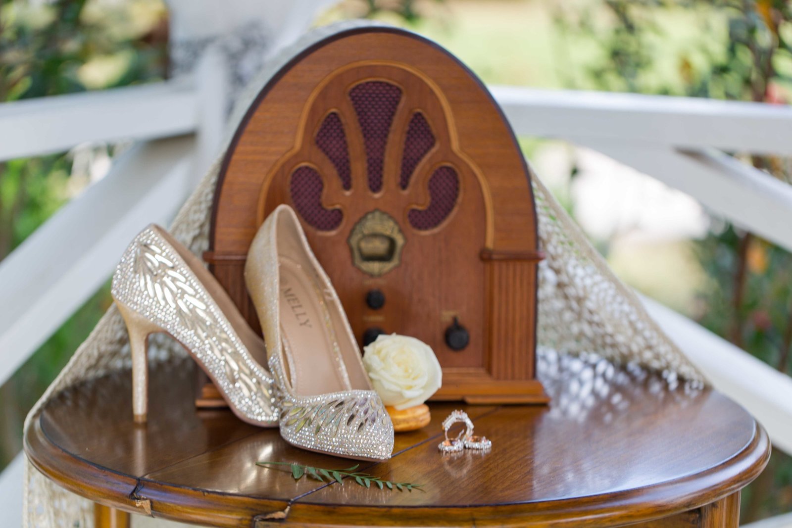 Greate gatsby wedding details  with cathedral radio at parterre