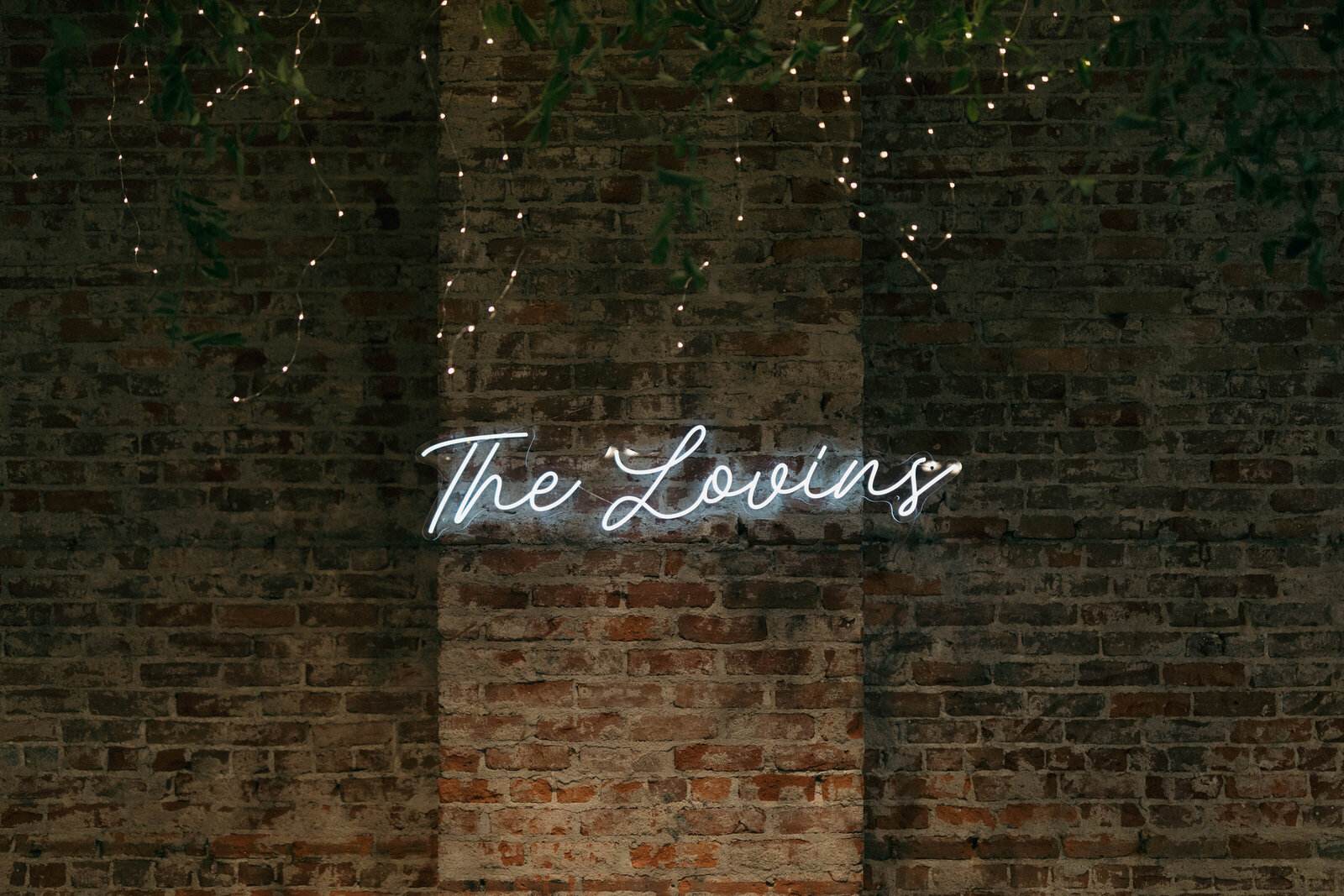 wedding-LED-sign-last-name-elegant