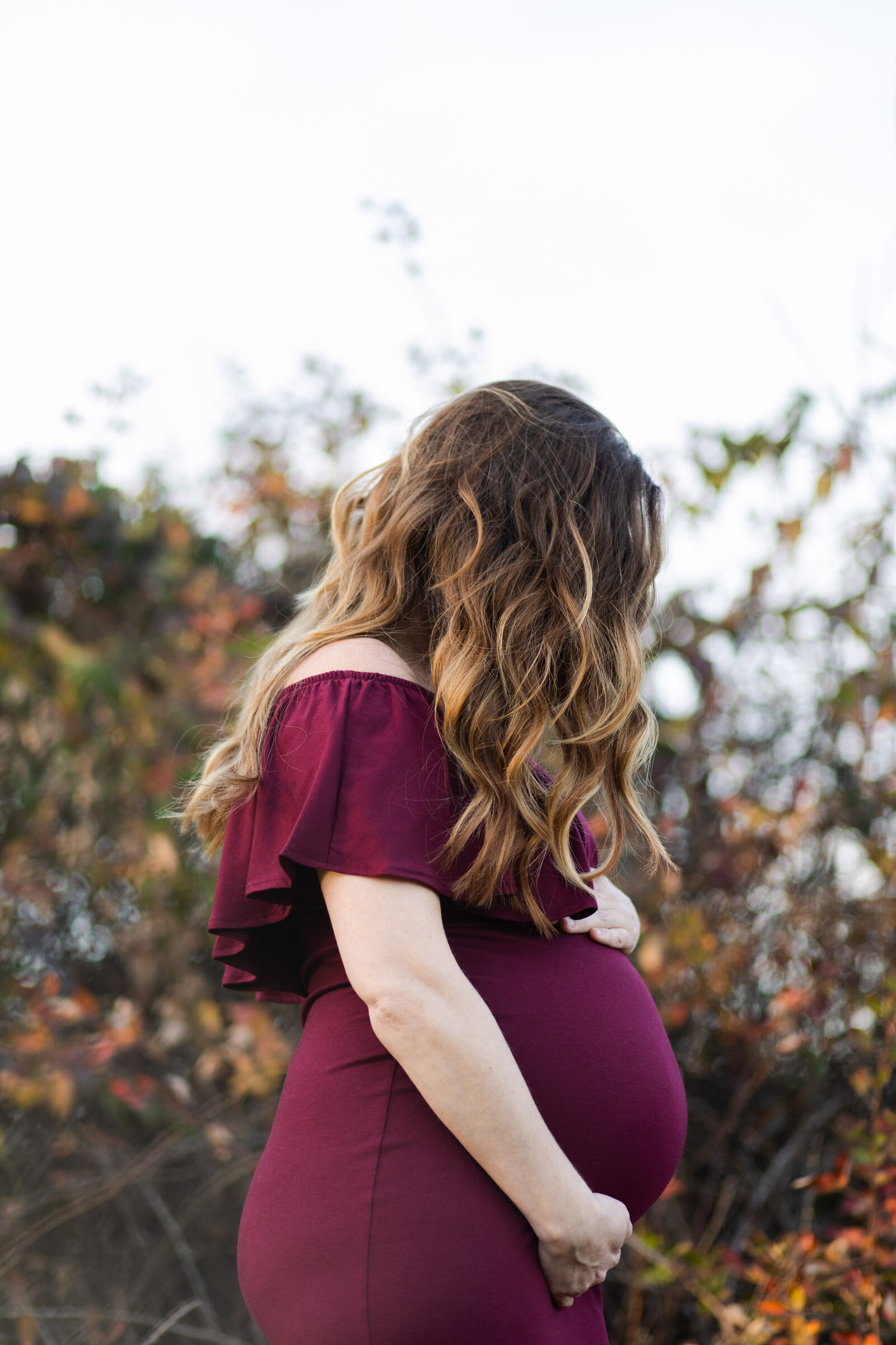 Kansas_City_Maternity_Photographer_red_dress_in_field-15