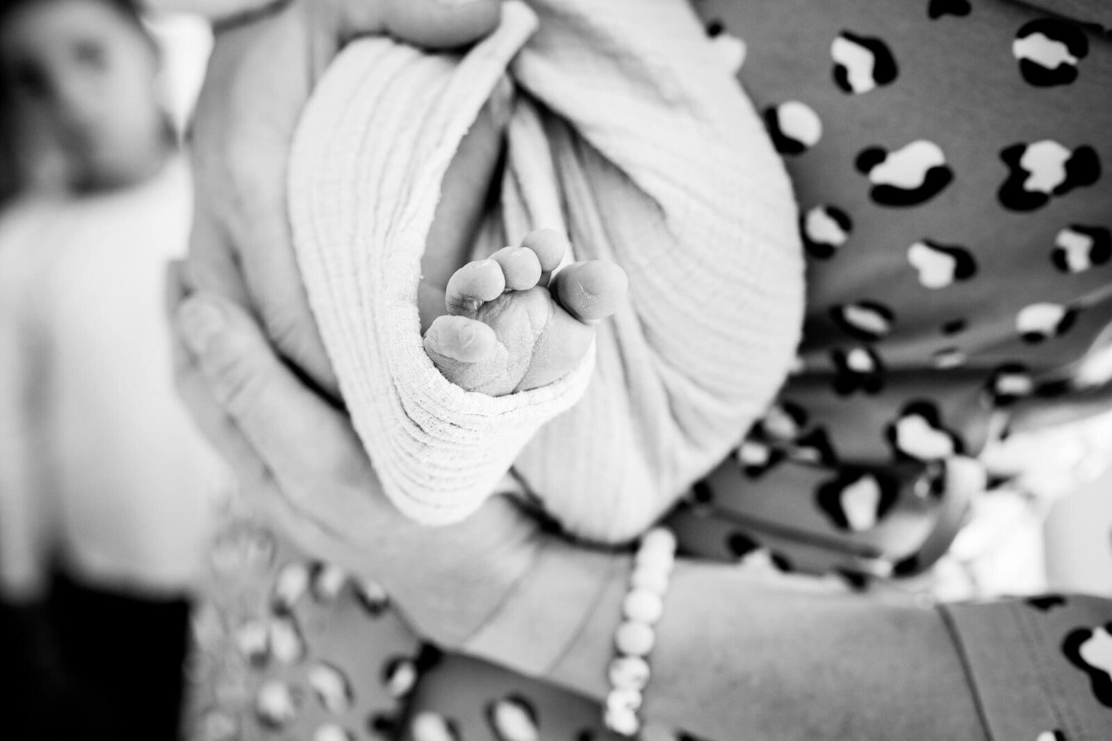 London-ontario-ontario-home-birth-newborn-feet-closeup