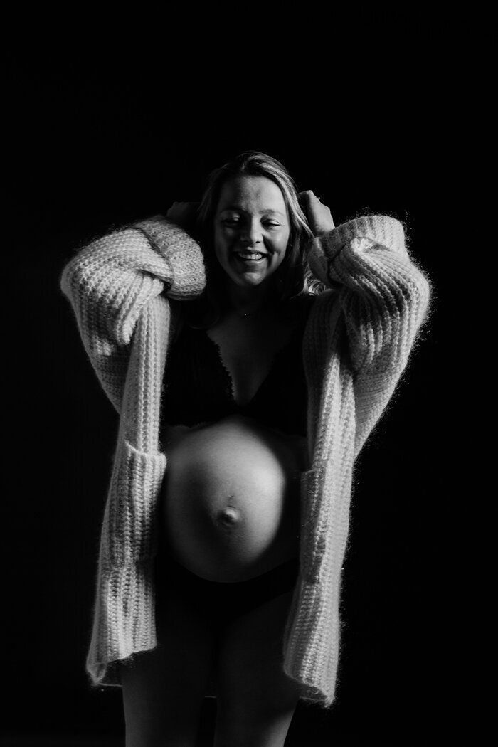 femmedusud, zwangerschapsfotograafbrabant, stijlvollezwangerschapsfotos, zwangerschapsfotoszwarteachtergrond, buikfotozwarteachtergrond, breda, rucphen, zundert, schijf, achtmaal, kleinzundert, roosendaal, bergenopzoom