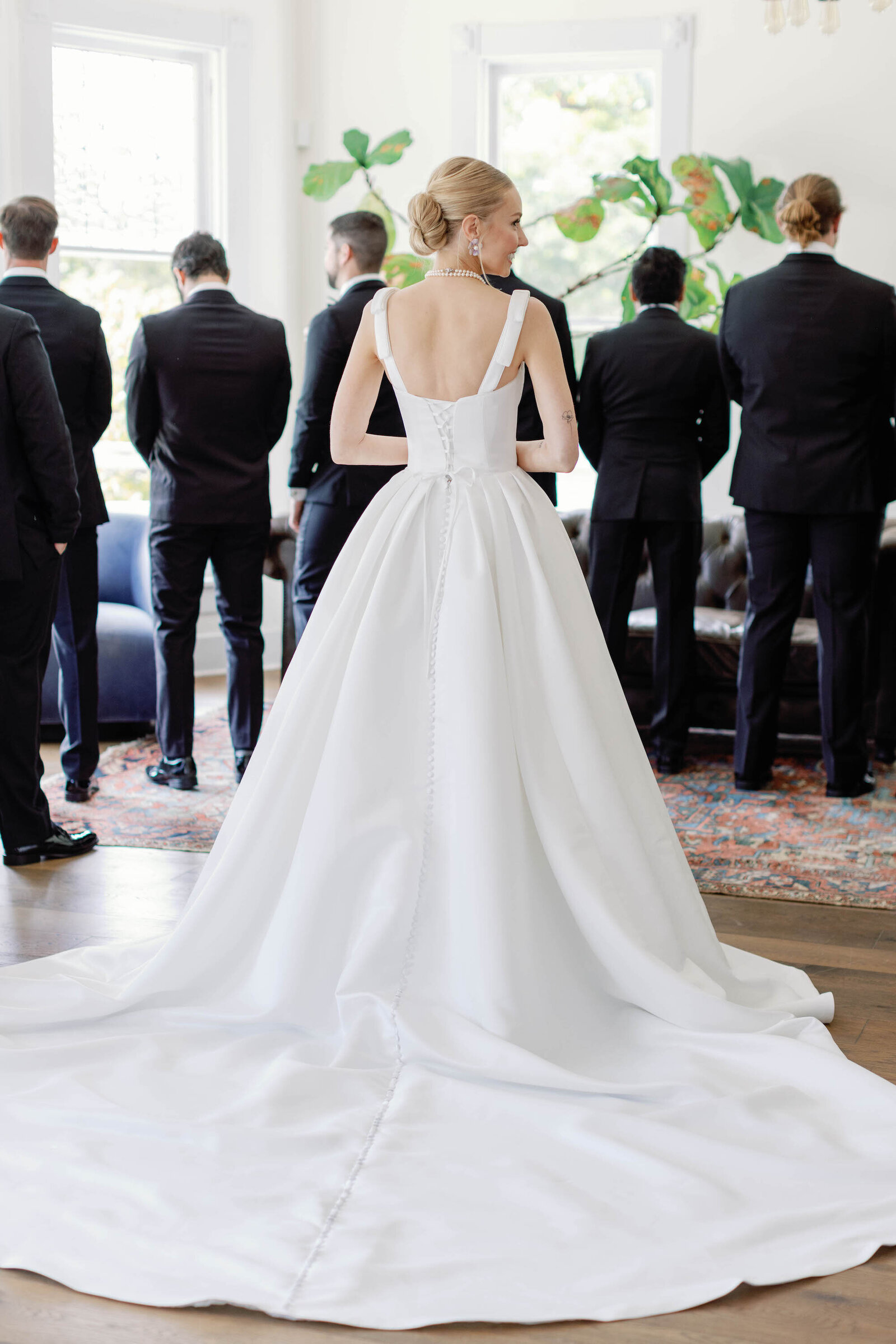 groomsmen-bride-frst-look-at-the-grand-lady