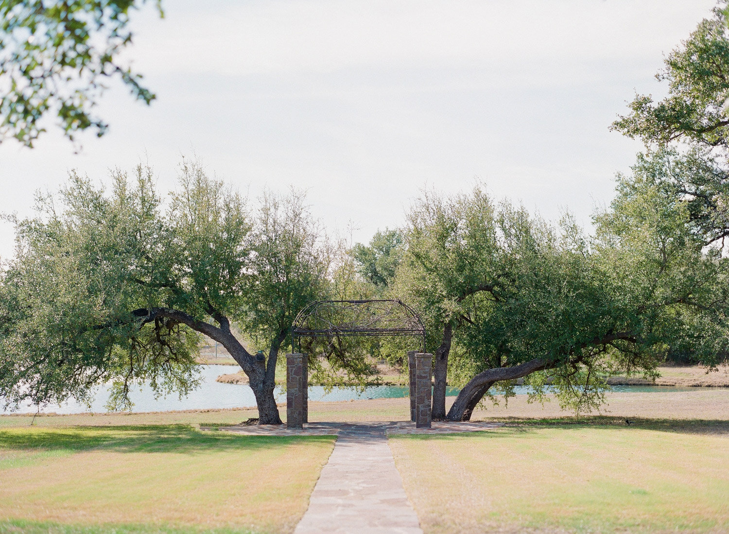 outdoor-ceremony-space-hill-country-09