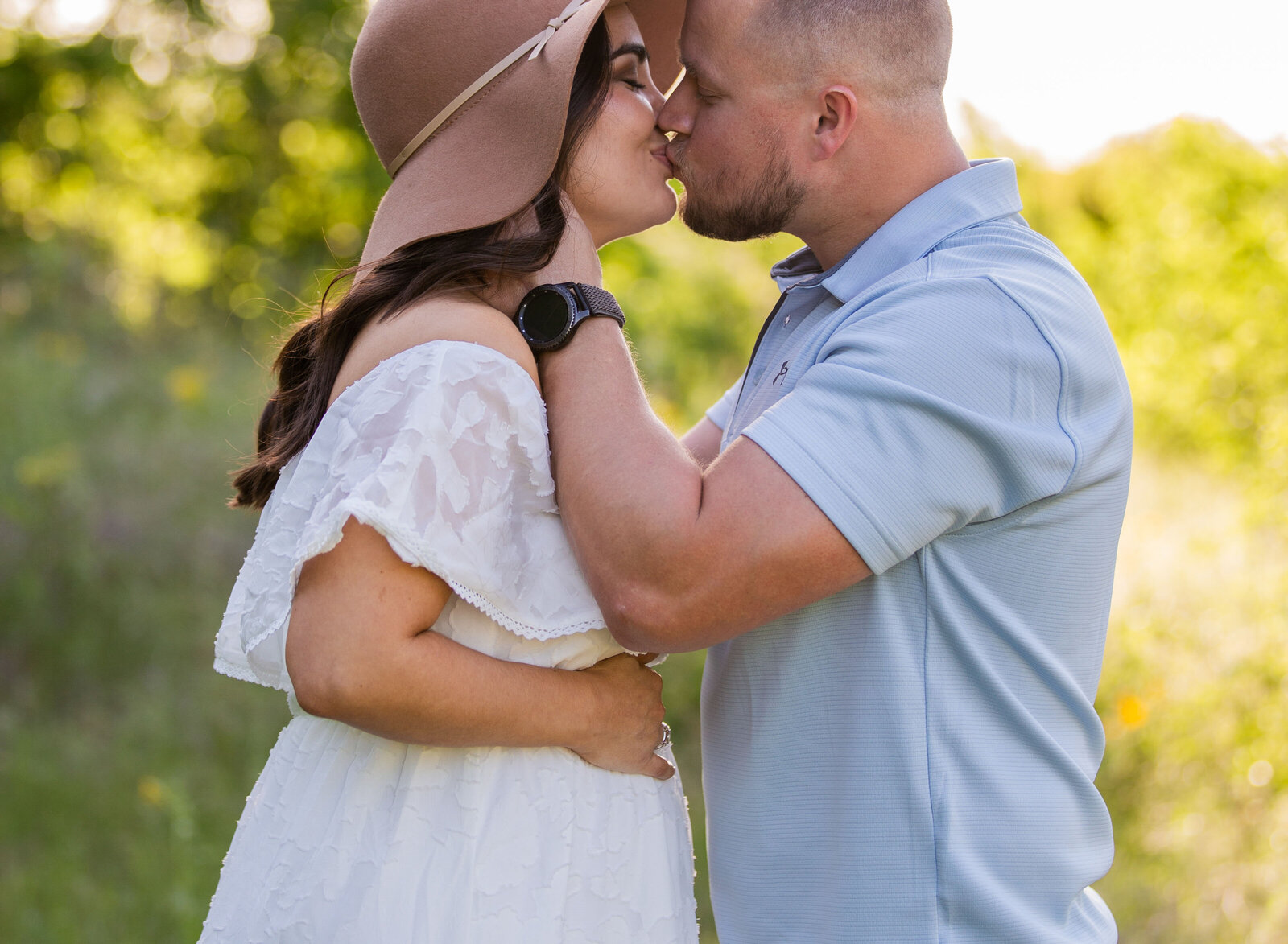 maternity kiss