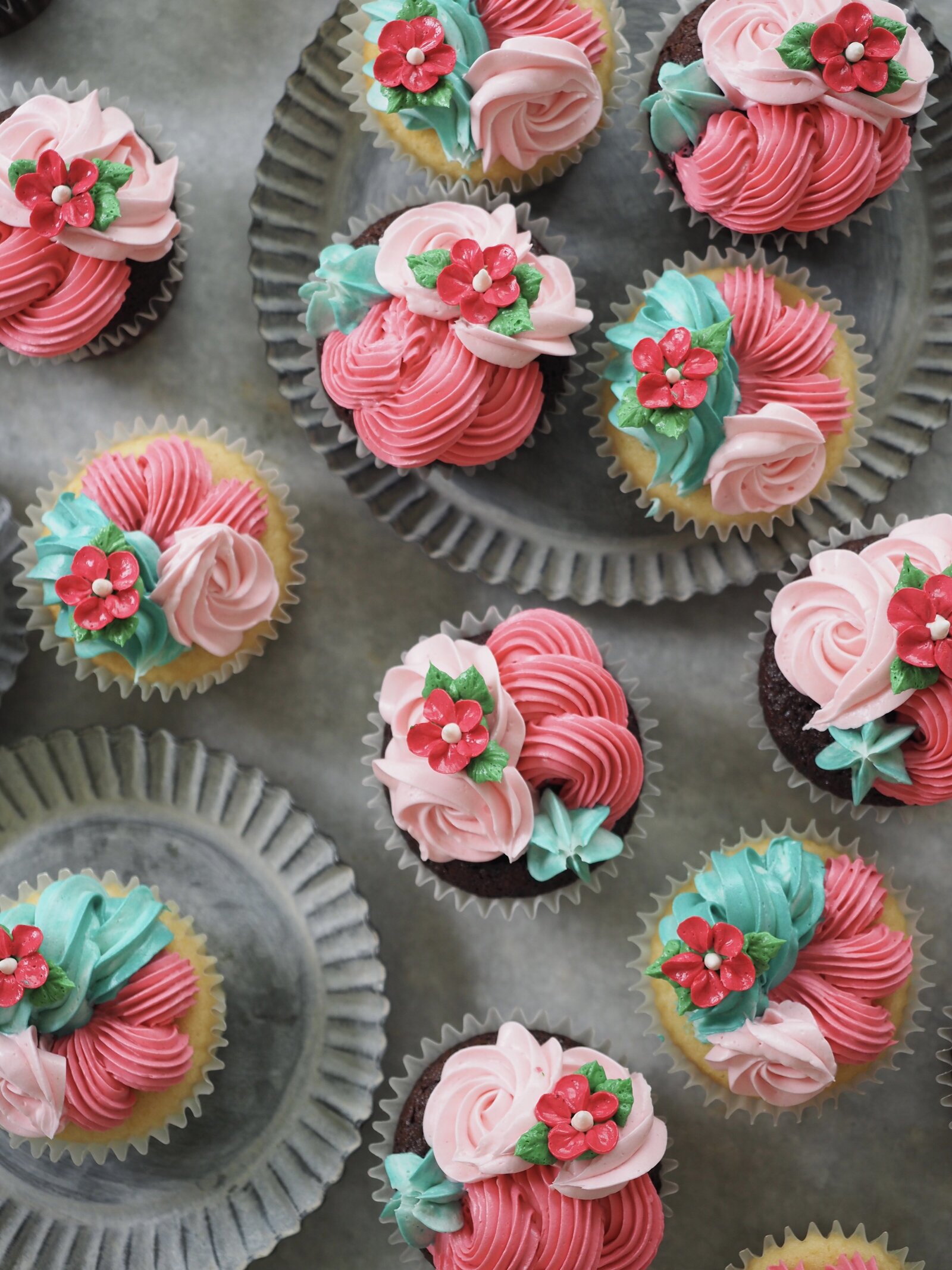 Buttercream cupcakes with small flowers
