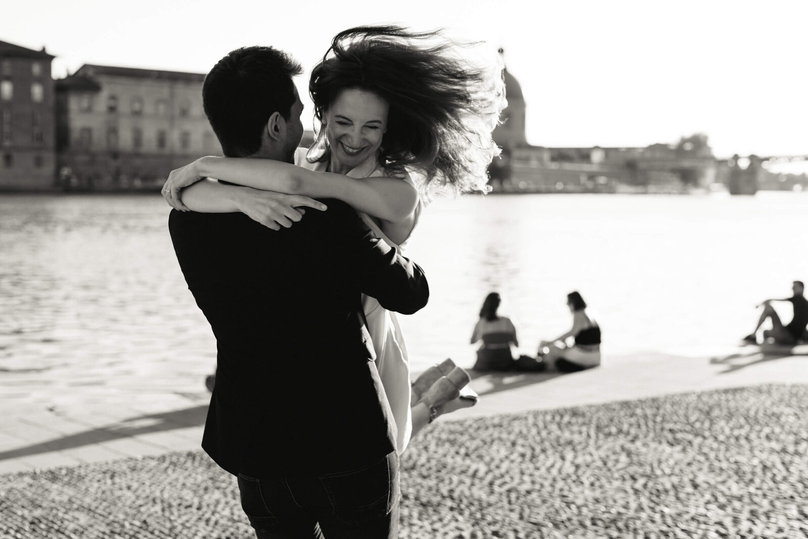 couple qui tourne a cote de la garonne