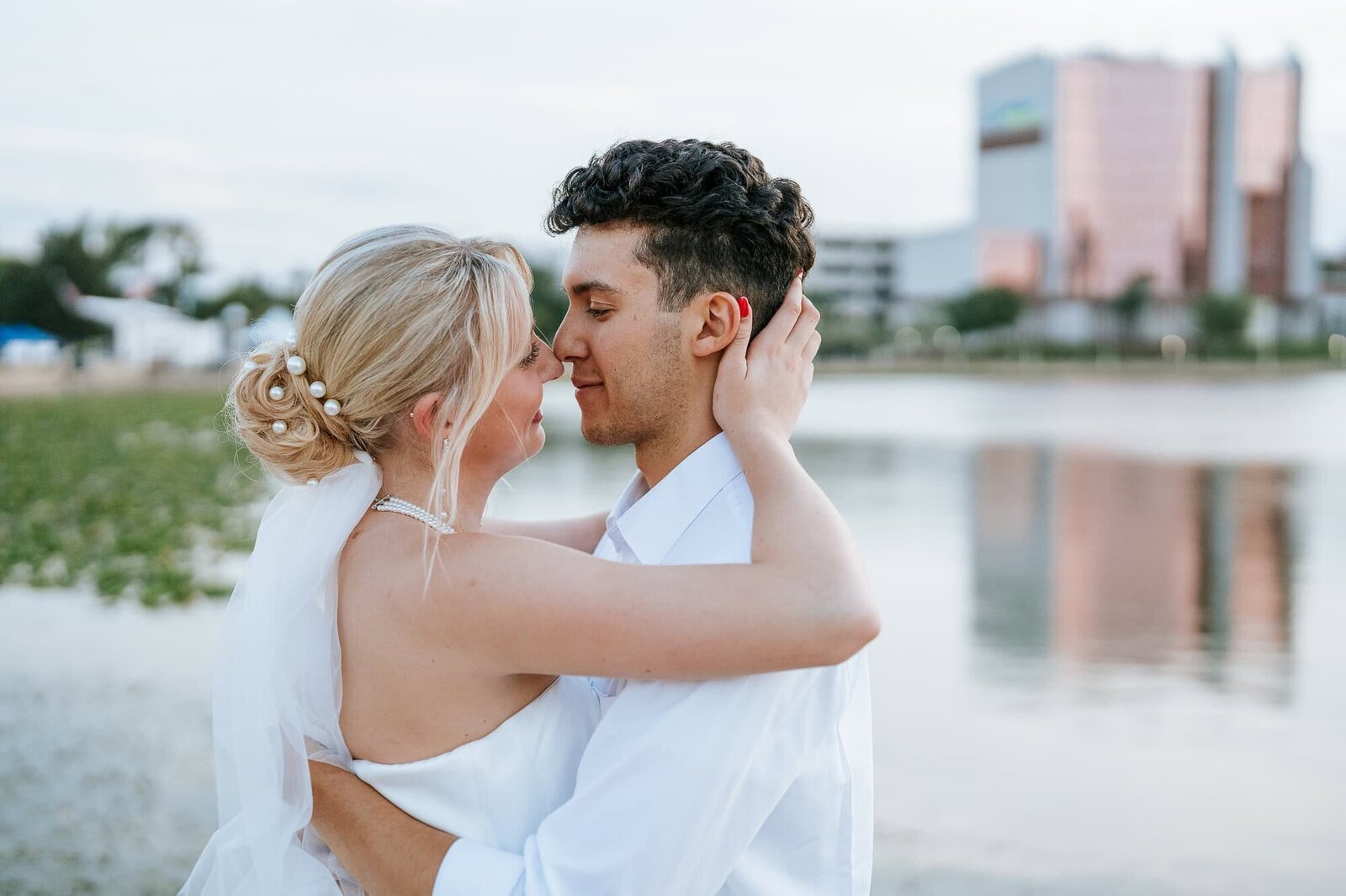 Sunset portraits at lake mirror at the magnolia building wedding in Lakeland