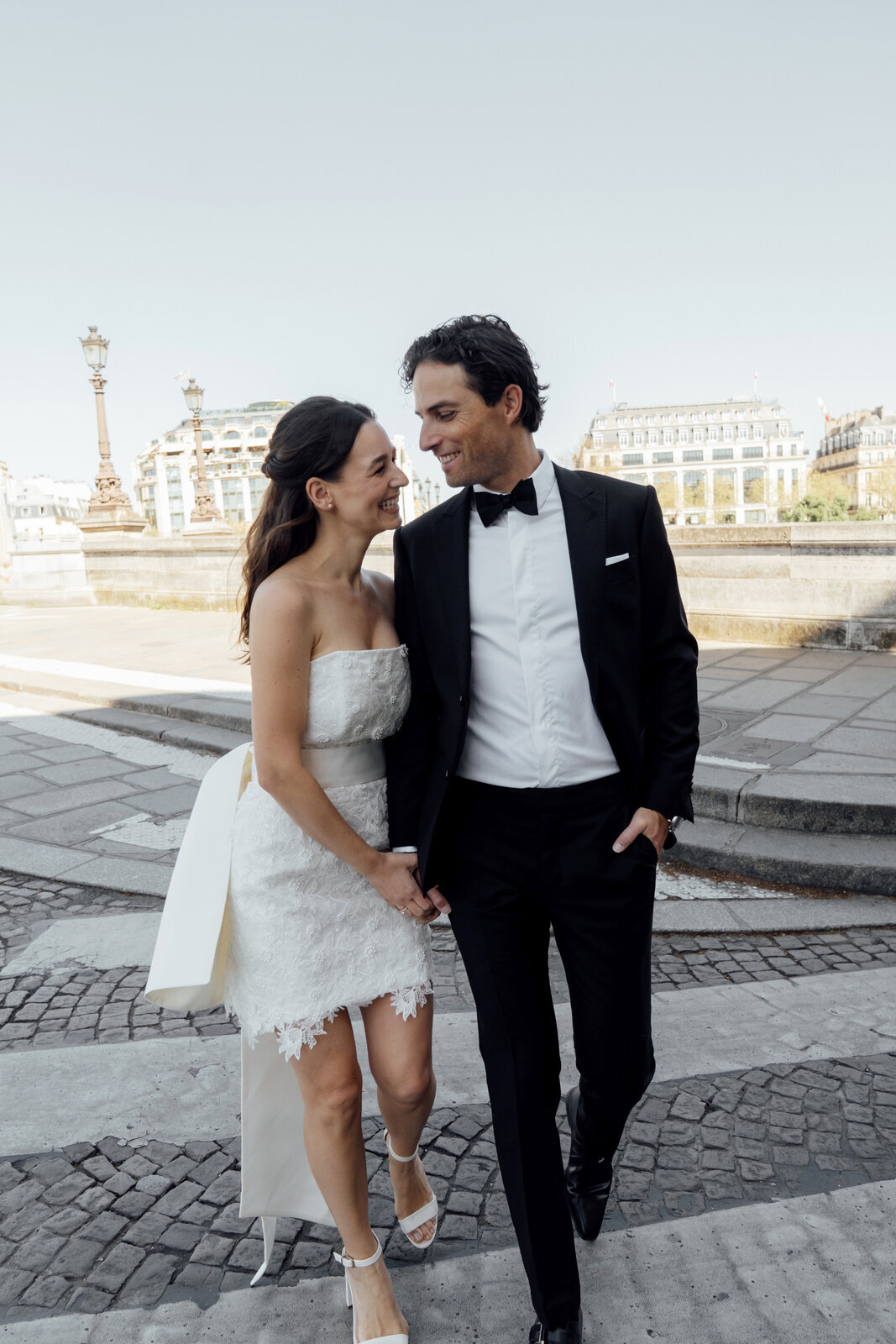Korte strapless trouwjurk van Italiaans 3D kant met afneembare strik gefotografeerd in Parijs perfect voor het wettelijk huwelijk of als tweede trouwjurk voor het feest op de bruiloft