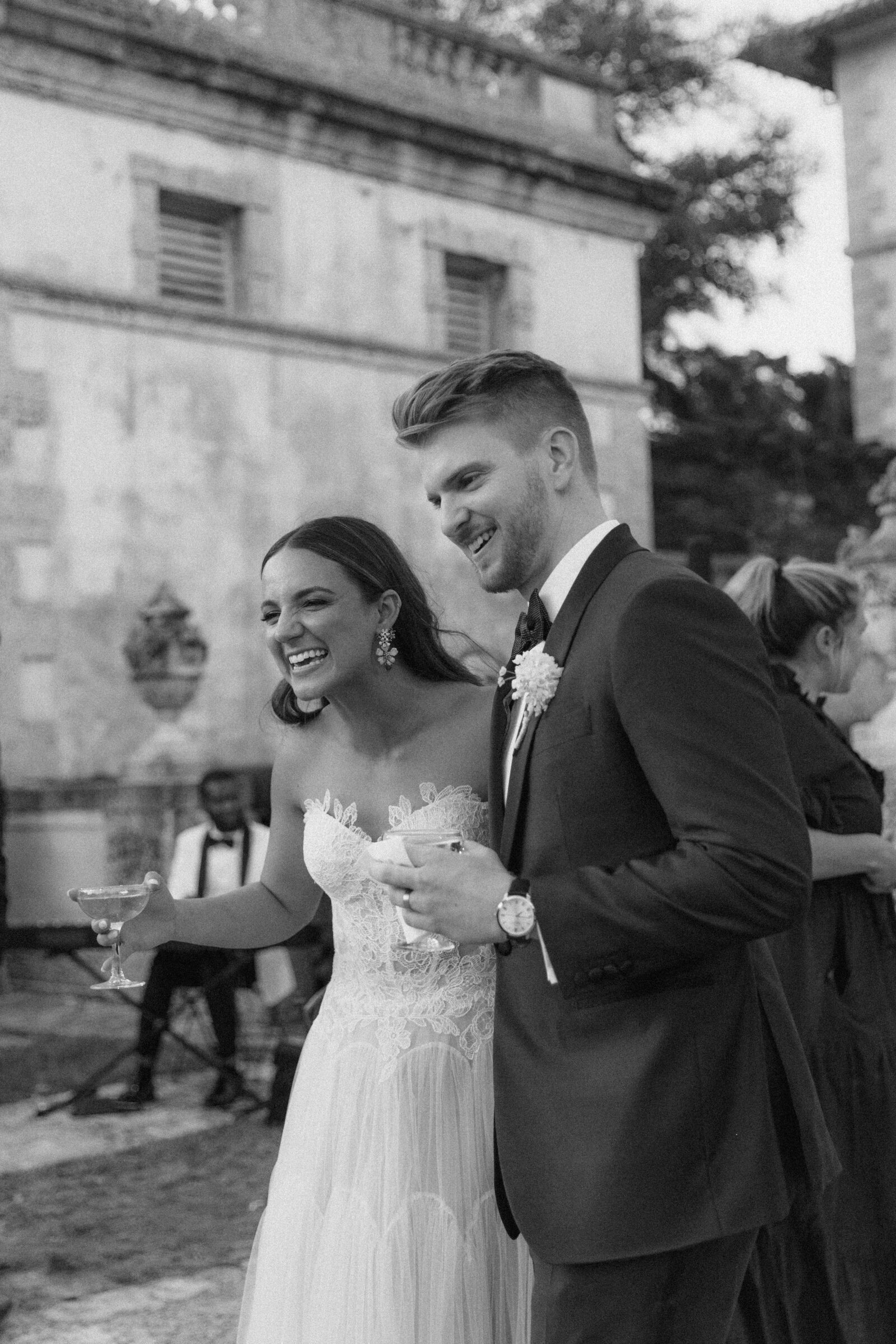 Couple cuts the cake at their wedding in black and white | Sush Digital Media