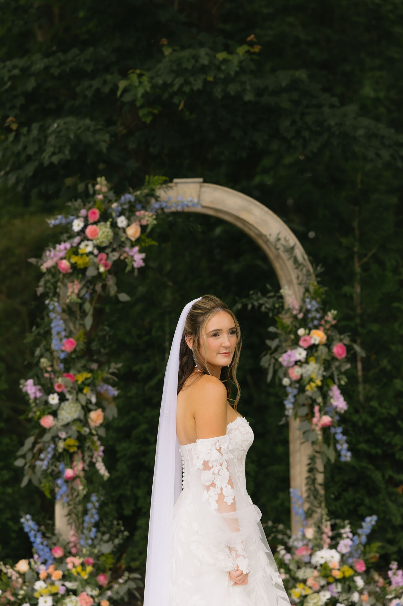 Bride photo in the middle of floral arch design