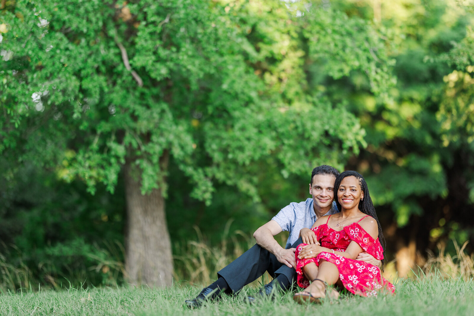 Outdoor-couple-photography-poses