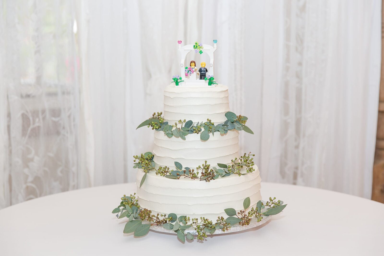 round-wedding-cake-with-eucalyptus