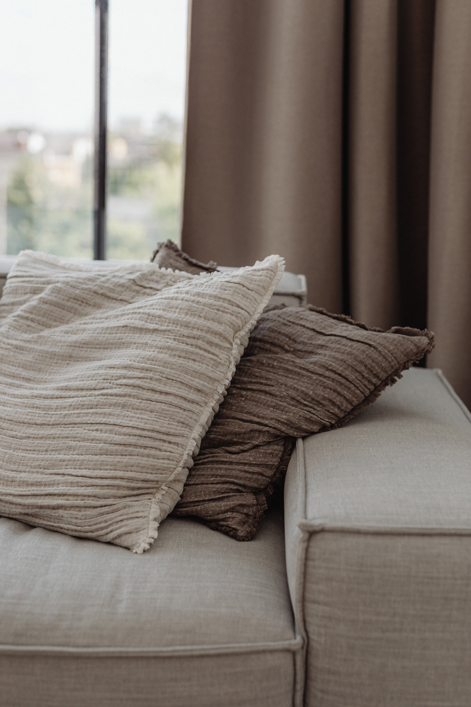 kaboompics_the-warm-apartment-aesthetic-living-room-decor-home-accessories-collection-33260