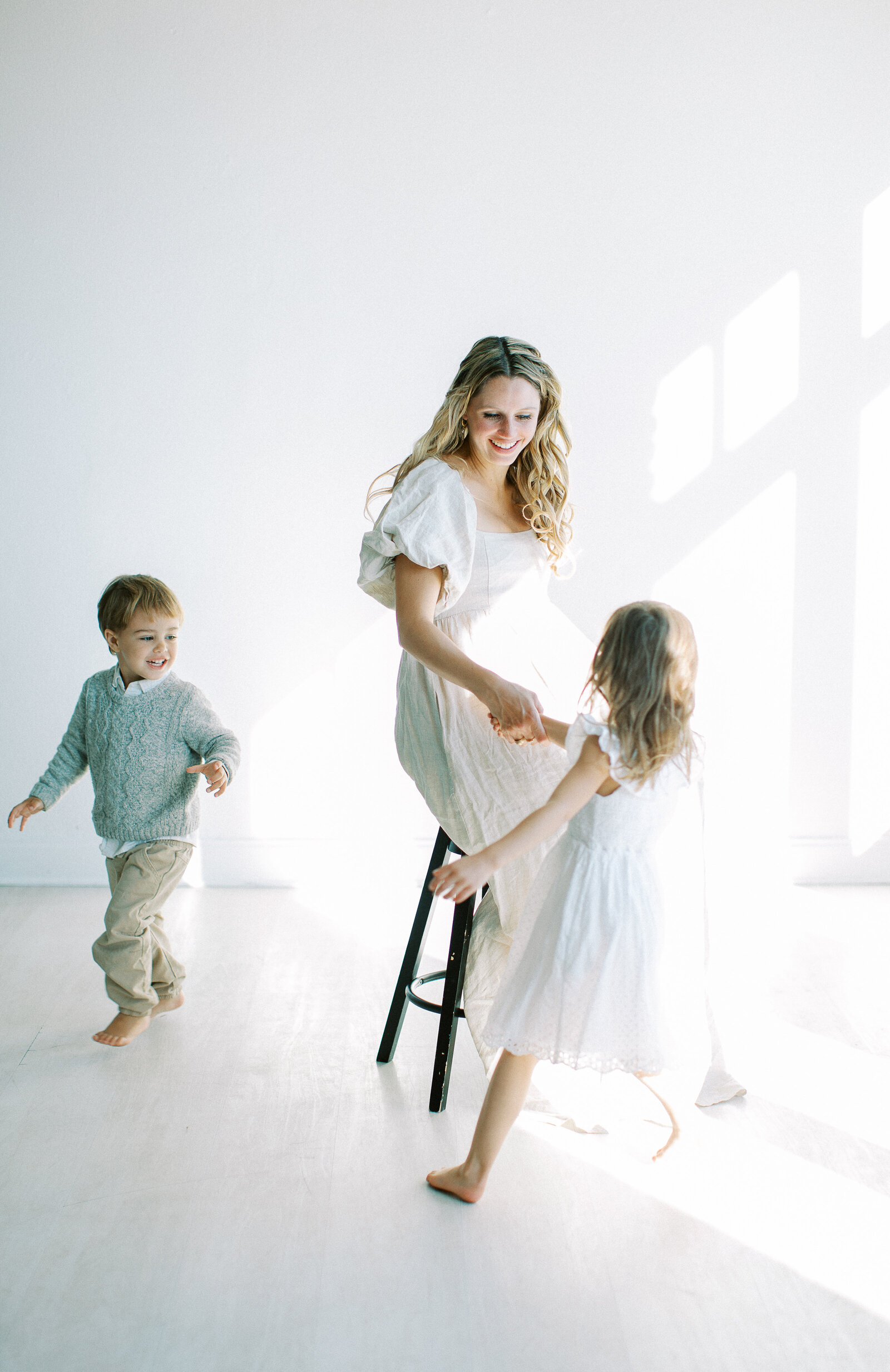 Maternity and family photographer in Dallas