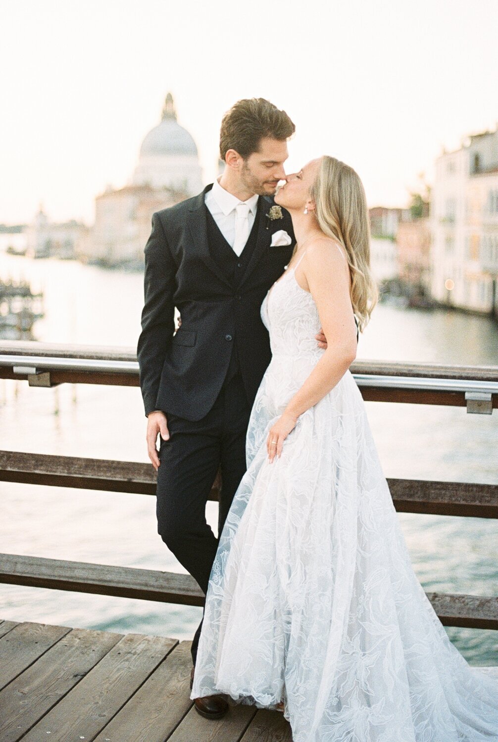 venice-elopement-photographer-editorial-film-35mm-wedding-fashion_0173