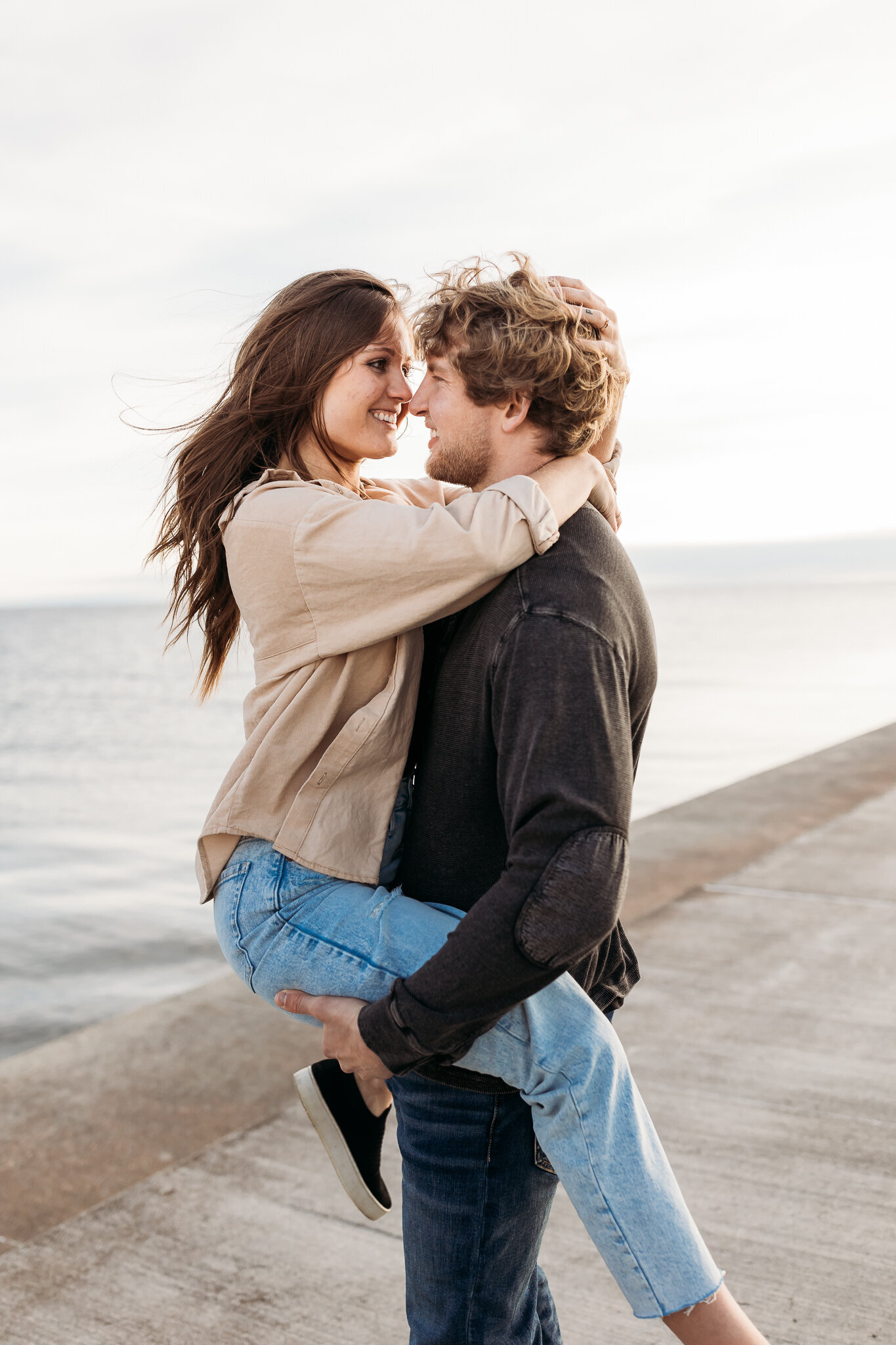 GRAND_HAVEN_AND_LAKE_MICHIGAN_ENGAGEMENT_PHOTOGRAPHER|Courtney_Lushaj_Photography_10
