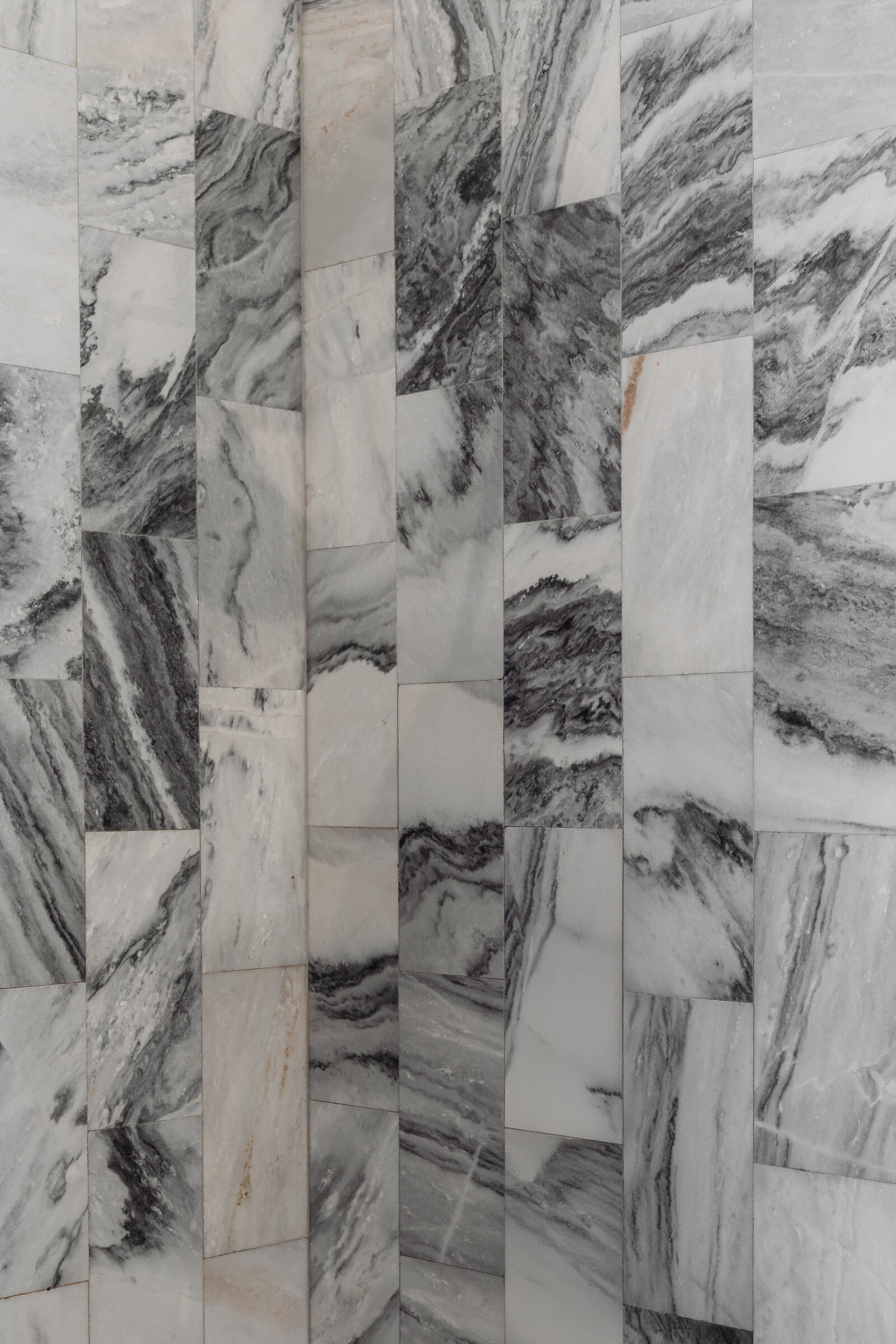 kaboompics_a-detailed-look-at-a-marble-textured-wall-with-unique-veining-patterns-in-grey-and-white-tones-36975